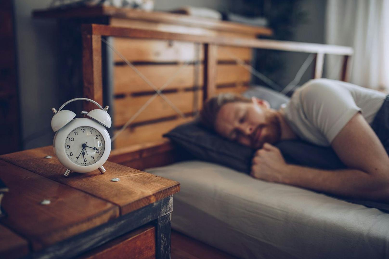 Gehe jeden Tag um dieselbe Uhrzeit schlafen. Ja, auch an Wochenenden solltest du deine Routine beibehalten. Somit wird dein Schlaf-Wach-Rhythmus nicht unterbrochen.