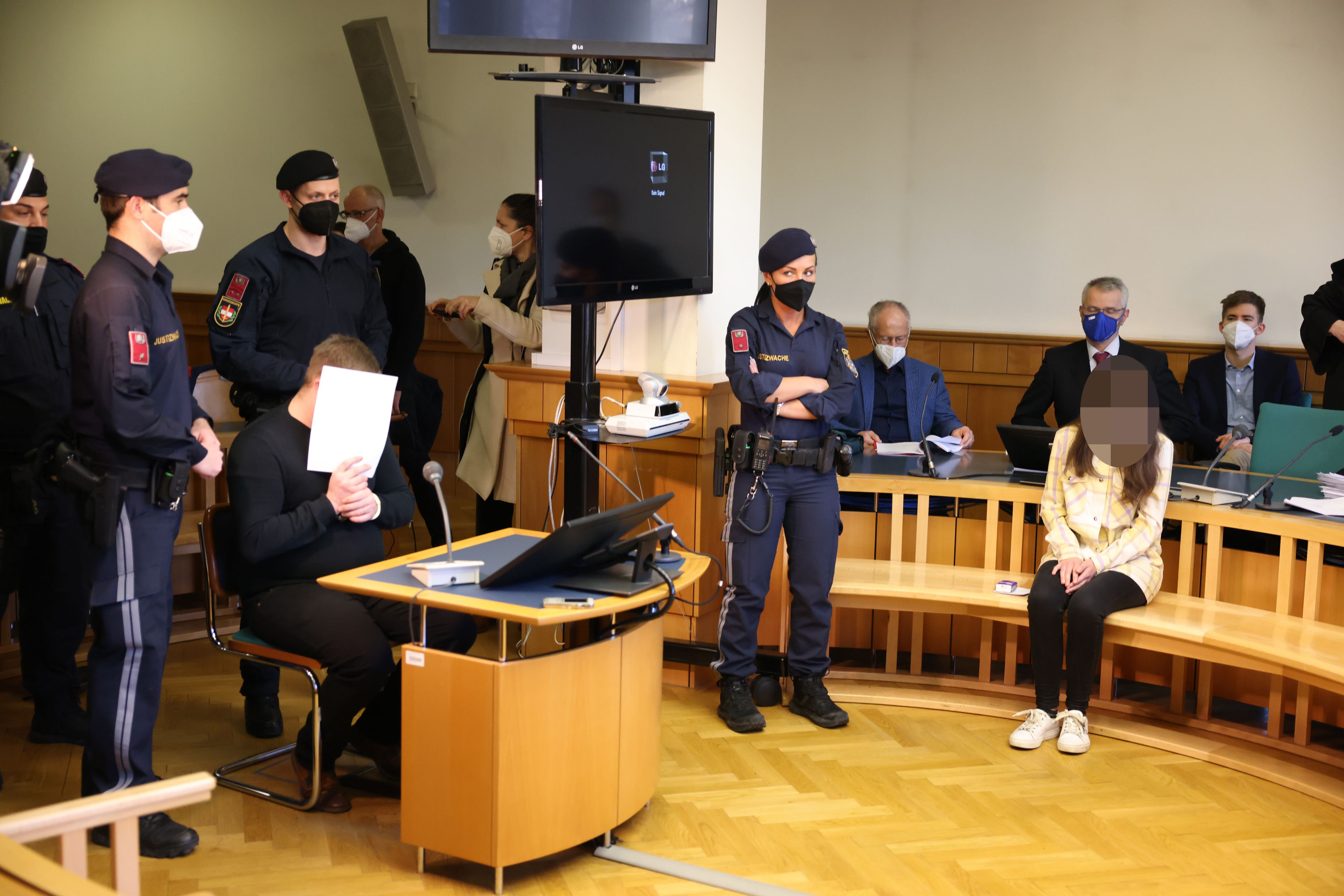 Der 32-Jährige steht wegen Mordes vor Gericht, die 23-Jährige wegen Mord durch Unterlassung