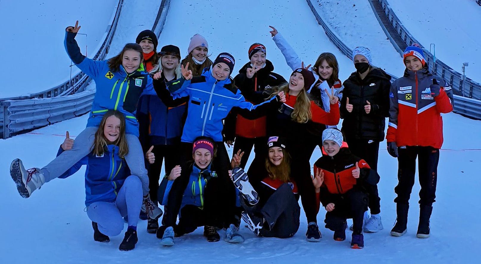 Wiens Skisprung-Nachwuchs in Feierstimmung: Das Team freut sich über die Erfolge.