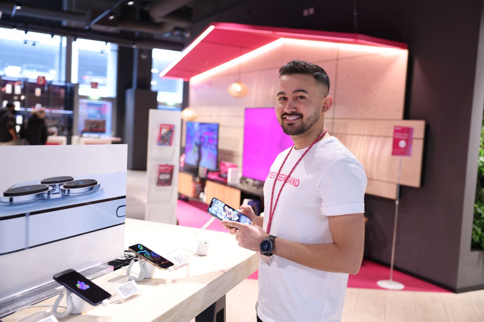 Der ehemalige Geflüchtete Reza (24) erlebt in seinem Job mitunter Rassismus und wünscht sich, dass sich das negative Bild über Afghanen in der Öffentlichkeit ändert.