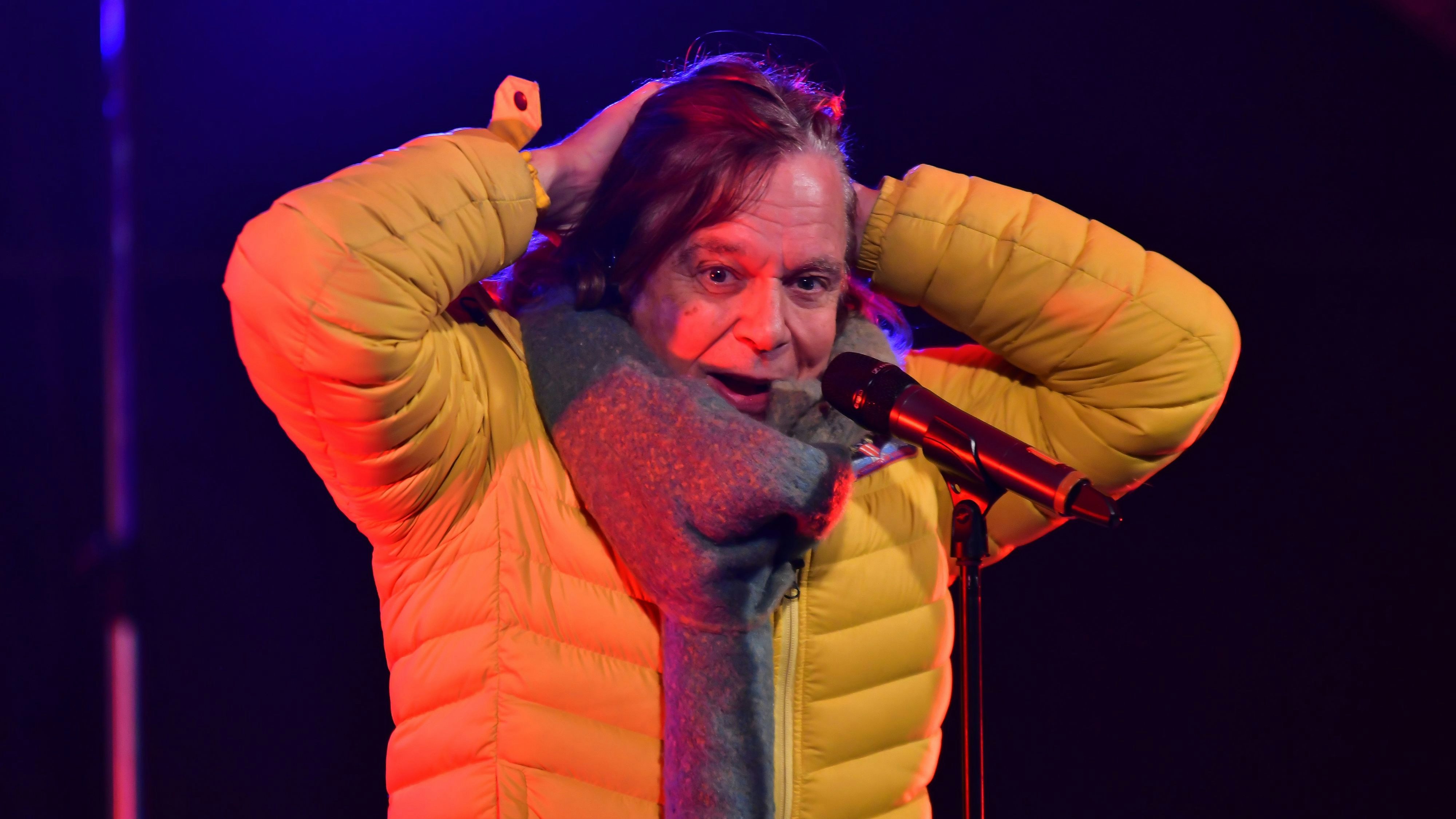 Download von www.picturedesk.com am 19.01.2022 (19:15).  29 November 2019, Saxony-Anhalt, Bitterfeld-Wolfen: Jürgen Drews (King of Mallorca) gave a one hour concert at a Christmas party of the Wohnungsgenossenschaft Wolfen eG. Photo: Nico Schimmelpfennig/dpa-Zentralbild/ZB - 20191129_PD13511 - Rechteinfo: Rights Managed (RM)