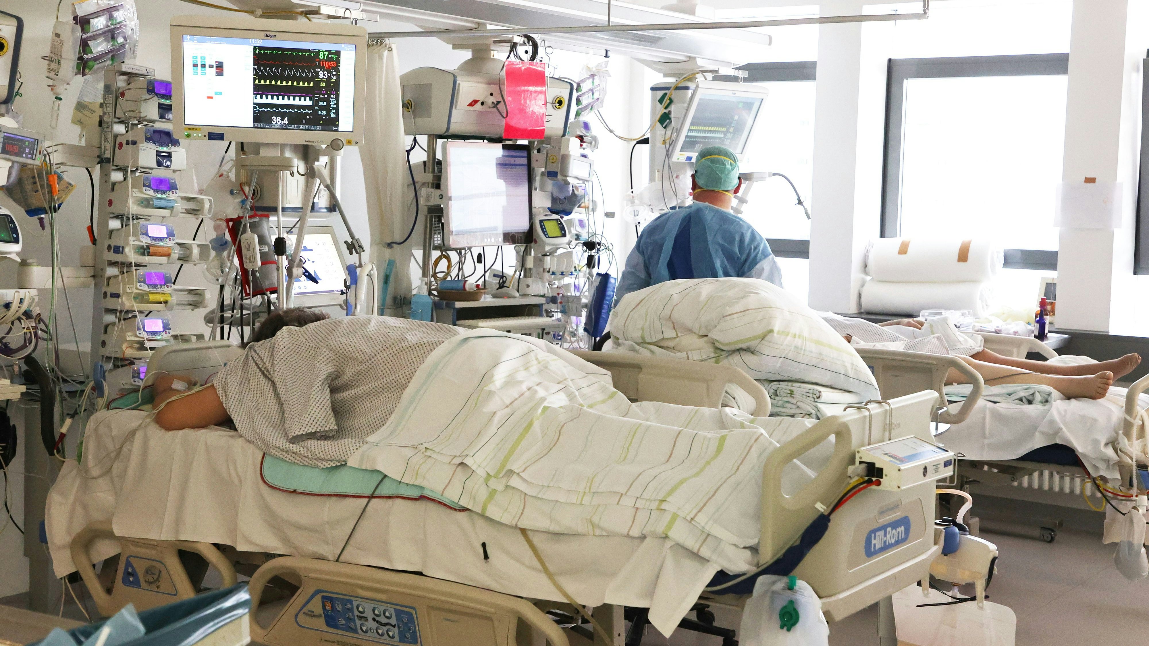 Download von www.picturedesk.com am 19.01.2022 (10:30).  13 January 2022, Thuringia, Gera: A nurse examines a patient in the Covid-19 intensive care unit at SRH Waldklinikum. Currently, 13 people suffering from Covid-19 are receiving intensive care here. Photo: Bodo Schackow/dpa-Zentralbild/dpa - 20220113_PD5390 - Rechteinfo: Rights Managed (RM)