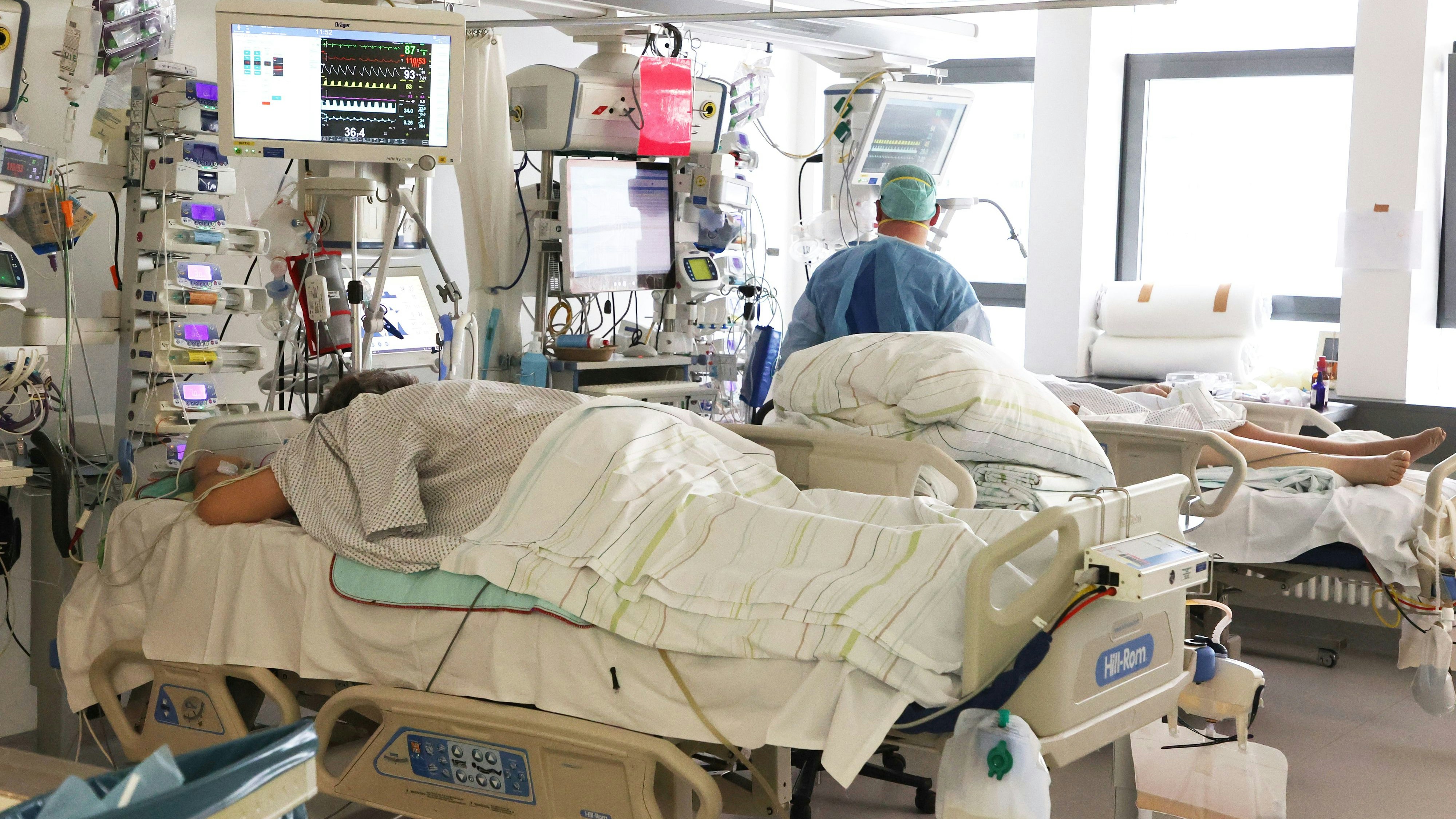 Download von www.picturedesk.com am 19.01.2022 (10:30).  13 January 2022, Thuringia, Gera: A nurse examines a patient in the Covid-19 intensive care unit at SRH Waldklinikum. Currently, 13 people suffering from Covid-19 are receiving intensive care here. Photo: Bodo Schackow/dpa-Zentralbild/dpa - 20220113_PD5390 - Rechteinfo: Rights Managed (RM)