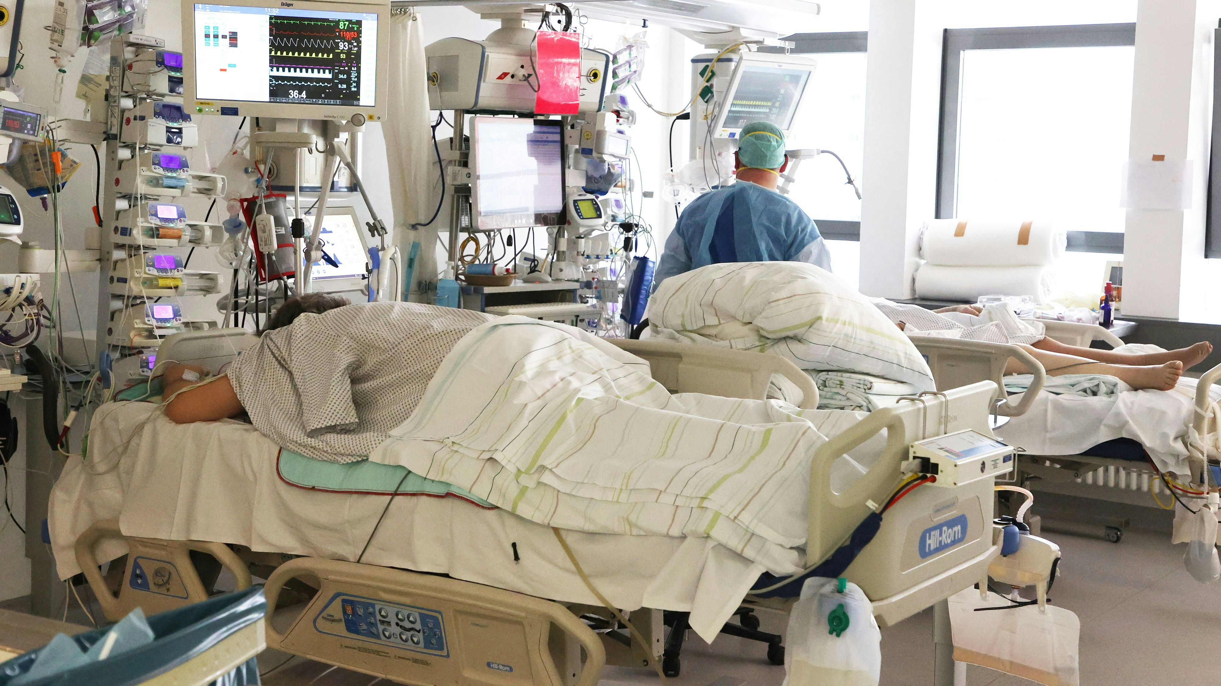 Download von www.picturedesk.com am 19.01.2022 (10:30).  13 January 2022, Thuringia, Gera: A nurse examines a patient in the Covid-19 intensive care unit at SRH Waldklinikum. Currently, 13 people suffering from Covid-19 are receiving intensive care here. Photo: Bodo Schackow/dpa-Zentralbild/dpa - 20220113_PD5390 - Rechteinfo: Rights Managed (RM)