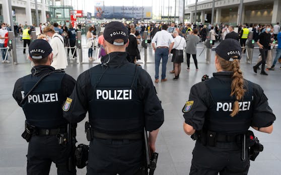 Bayrische Polizisten bei Zugangskontrollen zur IAA in München. (Symbolbild)