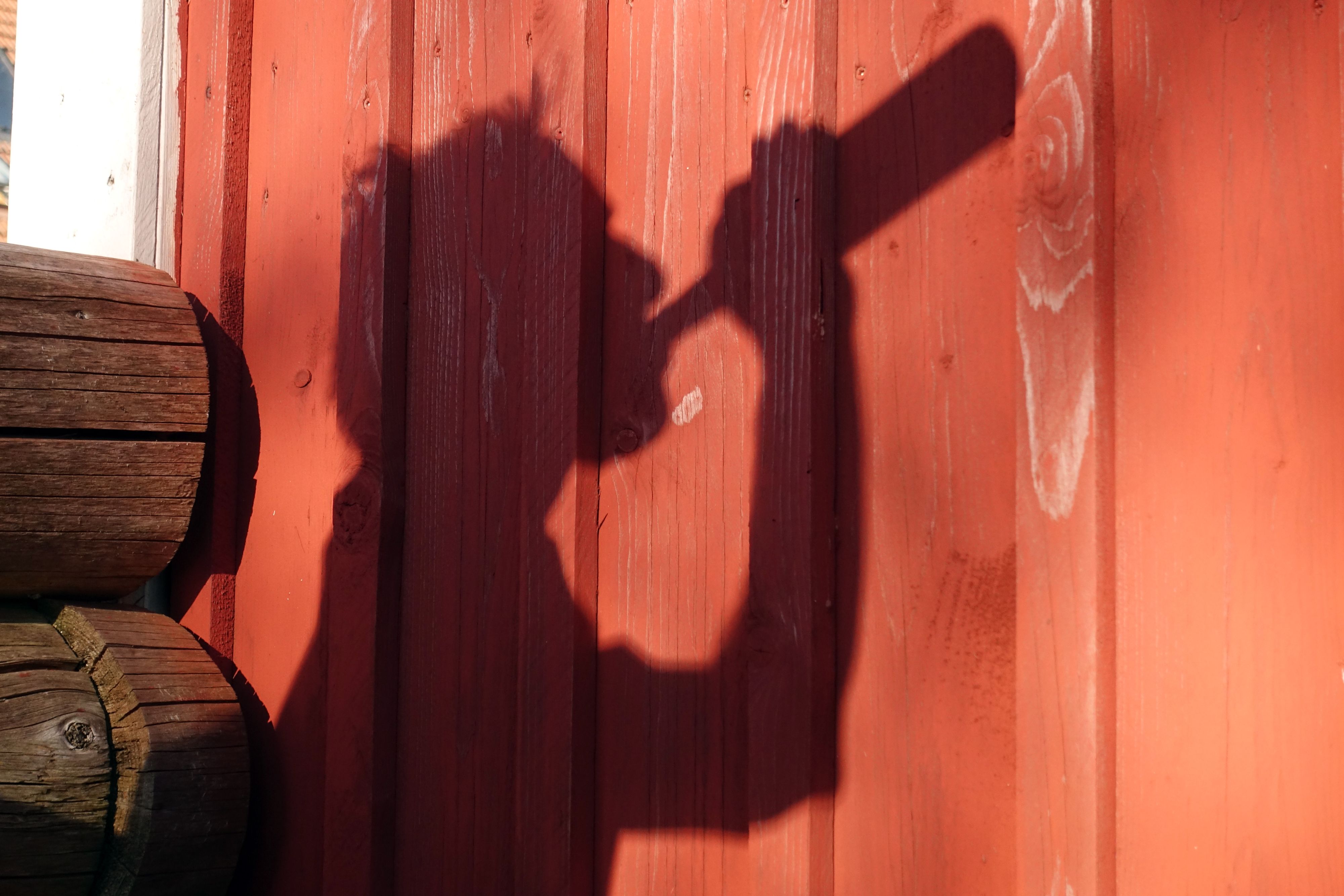 Mann trinkt aus einer Bierflasche