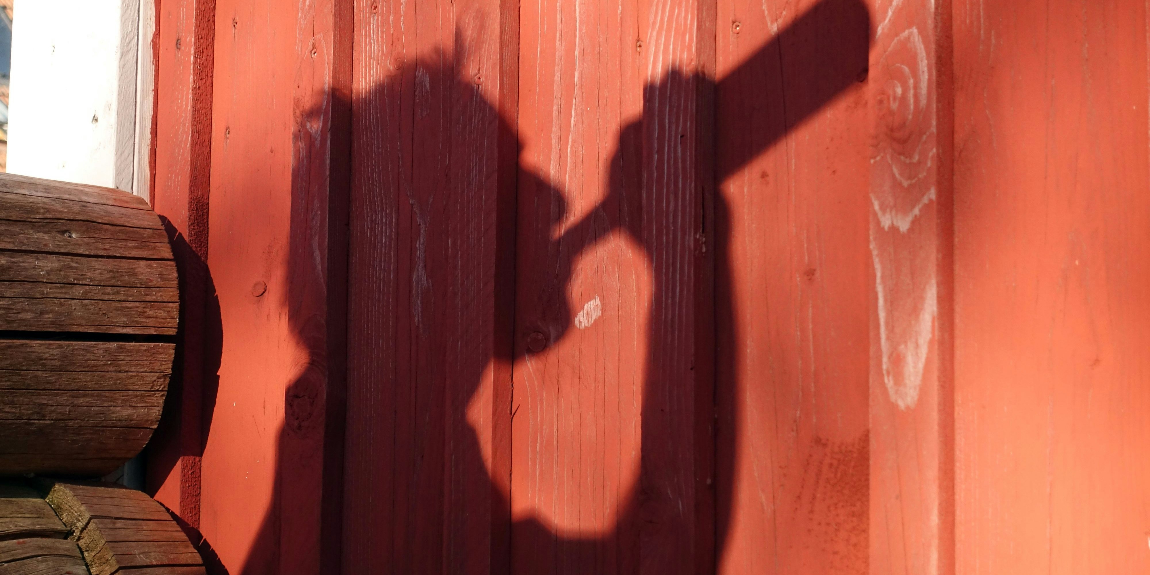 Mann trinkt aus einer Bierflasche