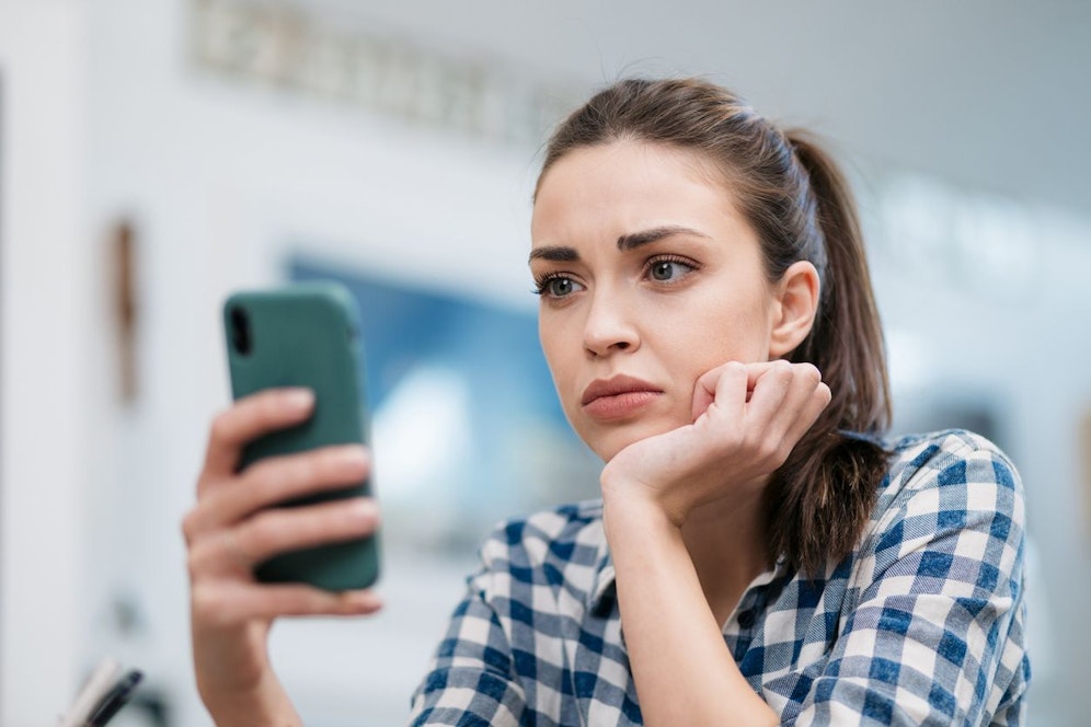 Wenn du auf Social-Media-Plattformen umherstreifst solltest du Warnsignale im Kopf behalten und an den beworbenen Hacks zweifeln bevor du diese zu Hause nachahmst.