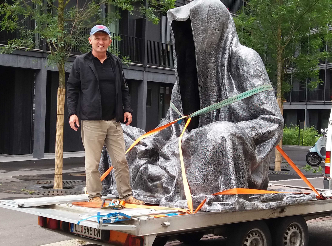 Künstler Manfred Kielnhofer mit einem seiner bekannten 