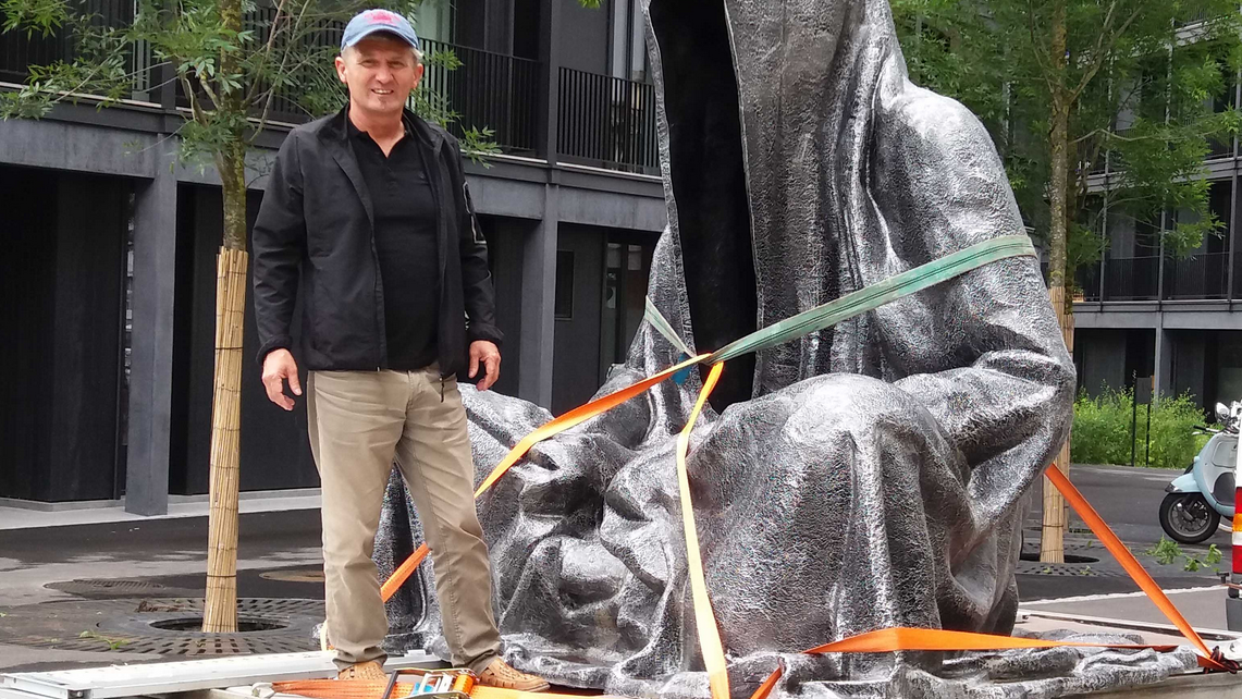 Künstler Manfred Kielnhofer mit einem seiner bekannten "Wächter der Zeit"