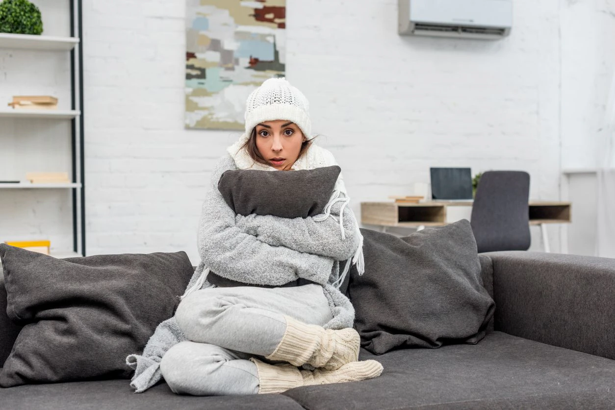 Sorge dafür, dass es in deinem Zimmer nicht zu warm und nicht zu kalt ist. Innerhalb einer angenehmen Zimmertemperatur muss sich dein Körper beim Einschlafen nicht anstrengen.