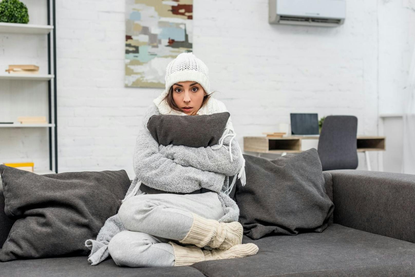 Sorge dafür, dass es in deinem Zimmer nicht zu warm und nicht zu kalt ist. Bei einer angenehmen Zimmertemperatur muss sich dein Körper beim Einschlafen nicht anstrengen.