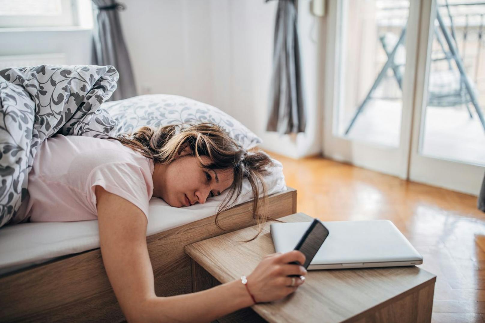 Den Satz "Den Schlaf hole ich nach" solltest du nie wieder ausrufen. Dein Schlafmangel ist eine ernste Sorge, die du mit diesen Tipps besiegen kannst.