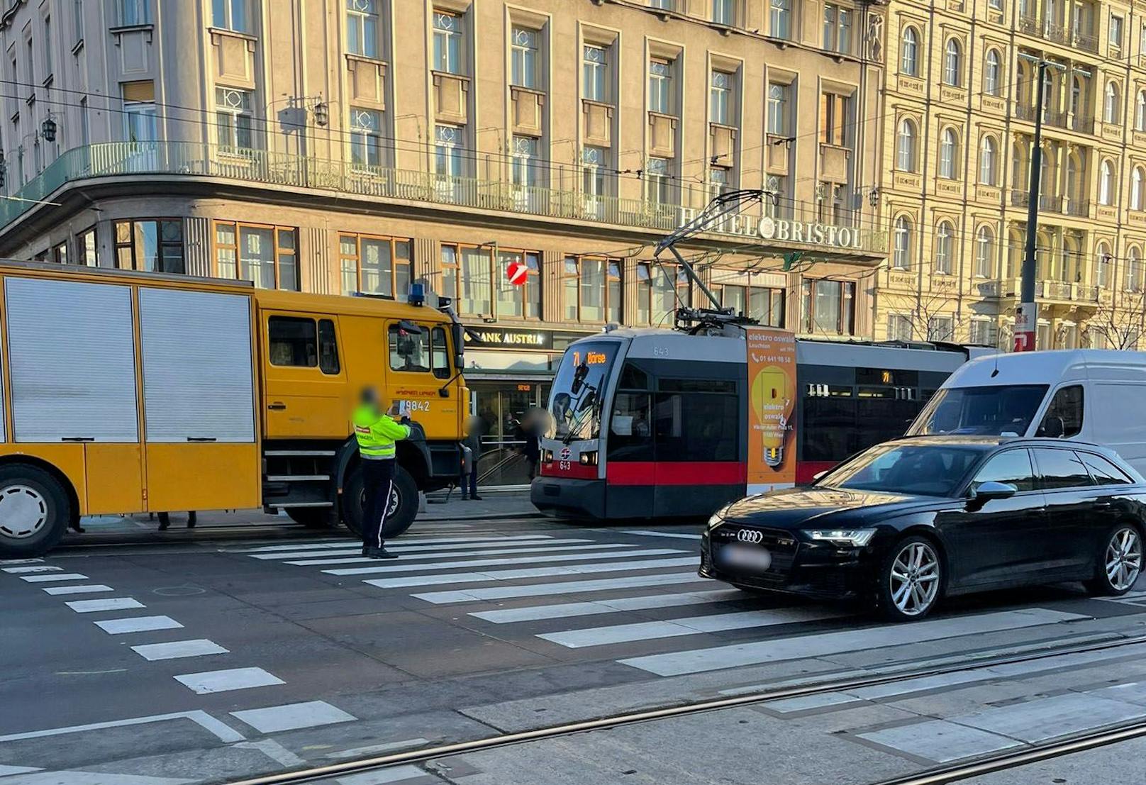 Am Mittwochmorgen kam es nach einem Verkehrsunfall vor der Oper zu einer Verkehrsverzögerung der Straßenbahnen.