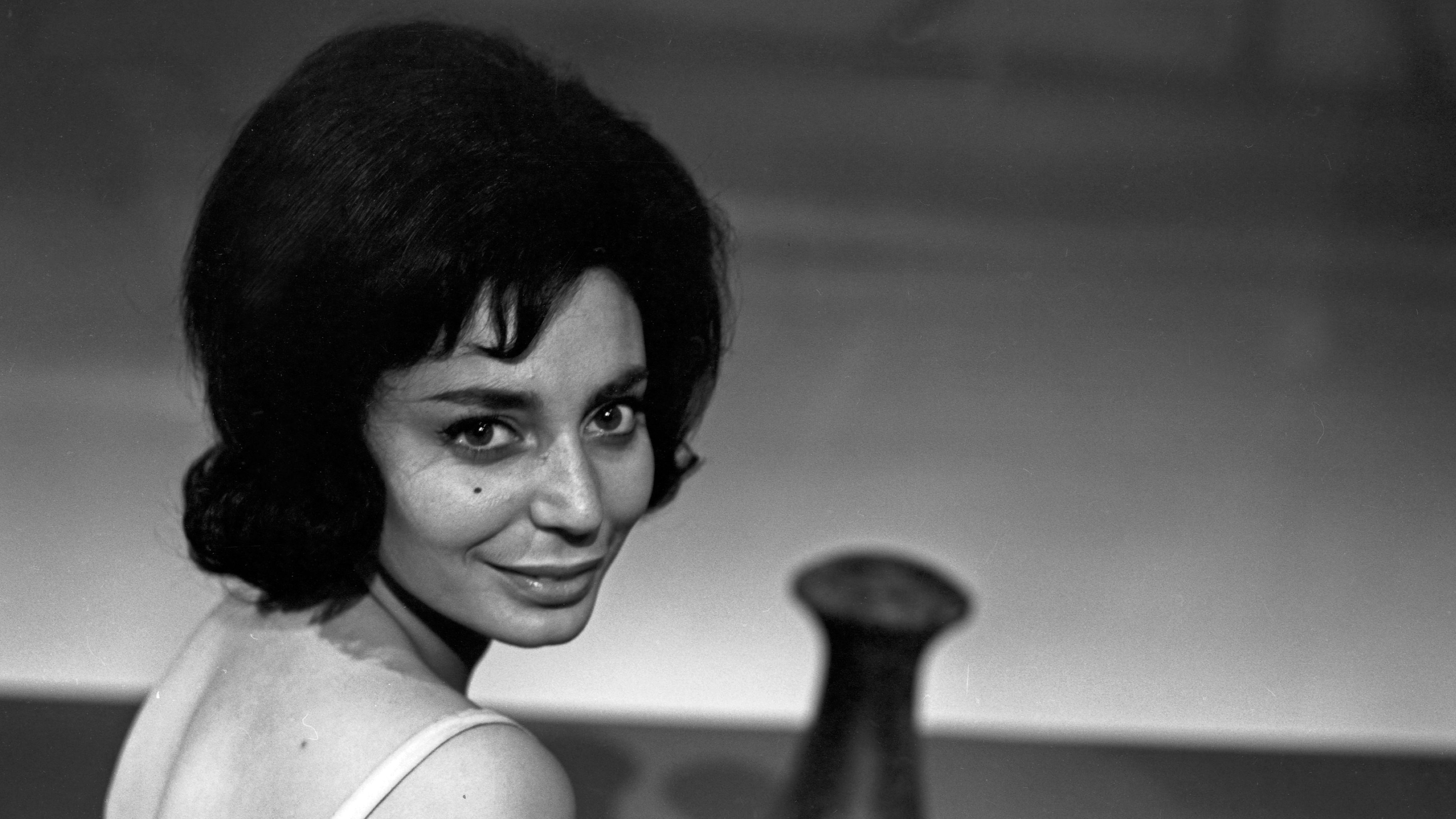 Download von www.picturedesk.com am 19.01.2022 (17:24).  Haifischbar, Musiksendung, Deutschland 1964, Regie: Hans Mehringer, Geschichten und Lieder von der Wasserkante mit der israelischen Schlagersängerin Carmela Corren. - 19640323_PD0013 - Rechteinfo: Rights Managed (RM)