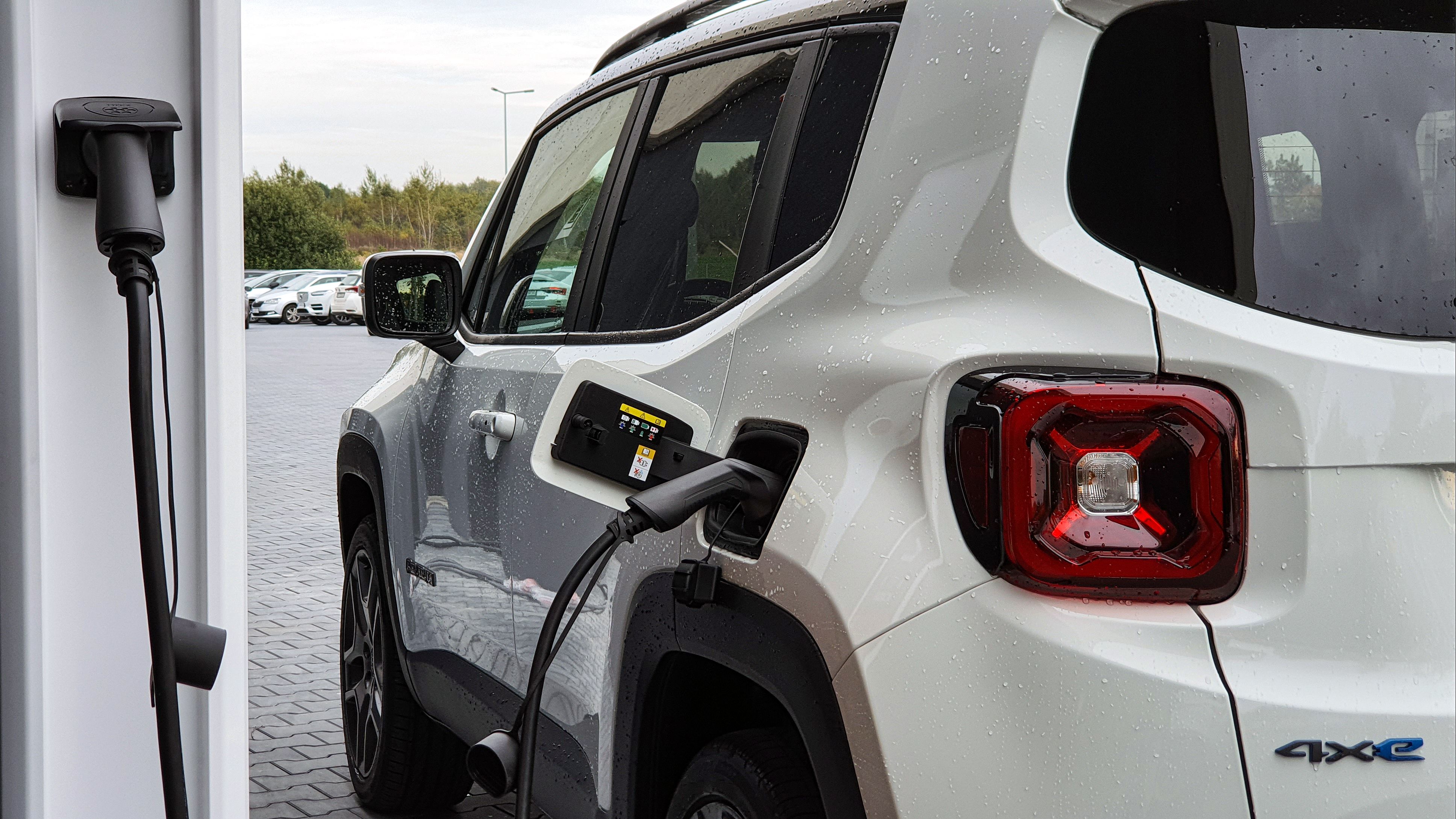 Besitzer von E-Autos dürfen sich über Unterstützung freuen.