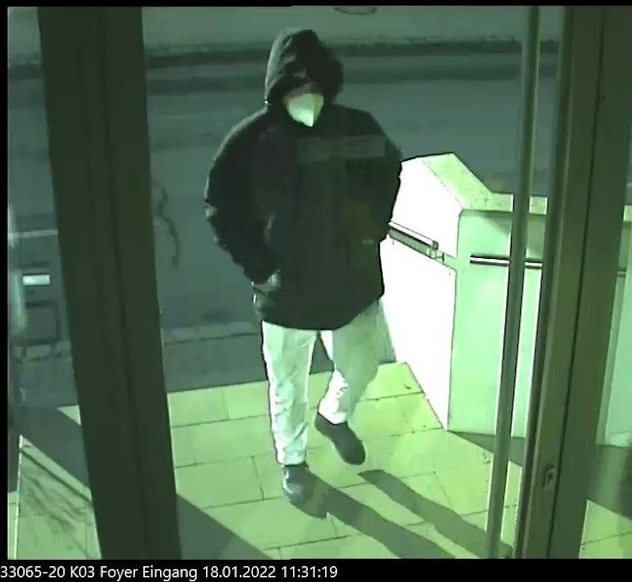 Heute.at - Fotos zeigen Bankräuber Sekunden vor der Tat