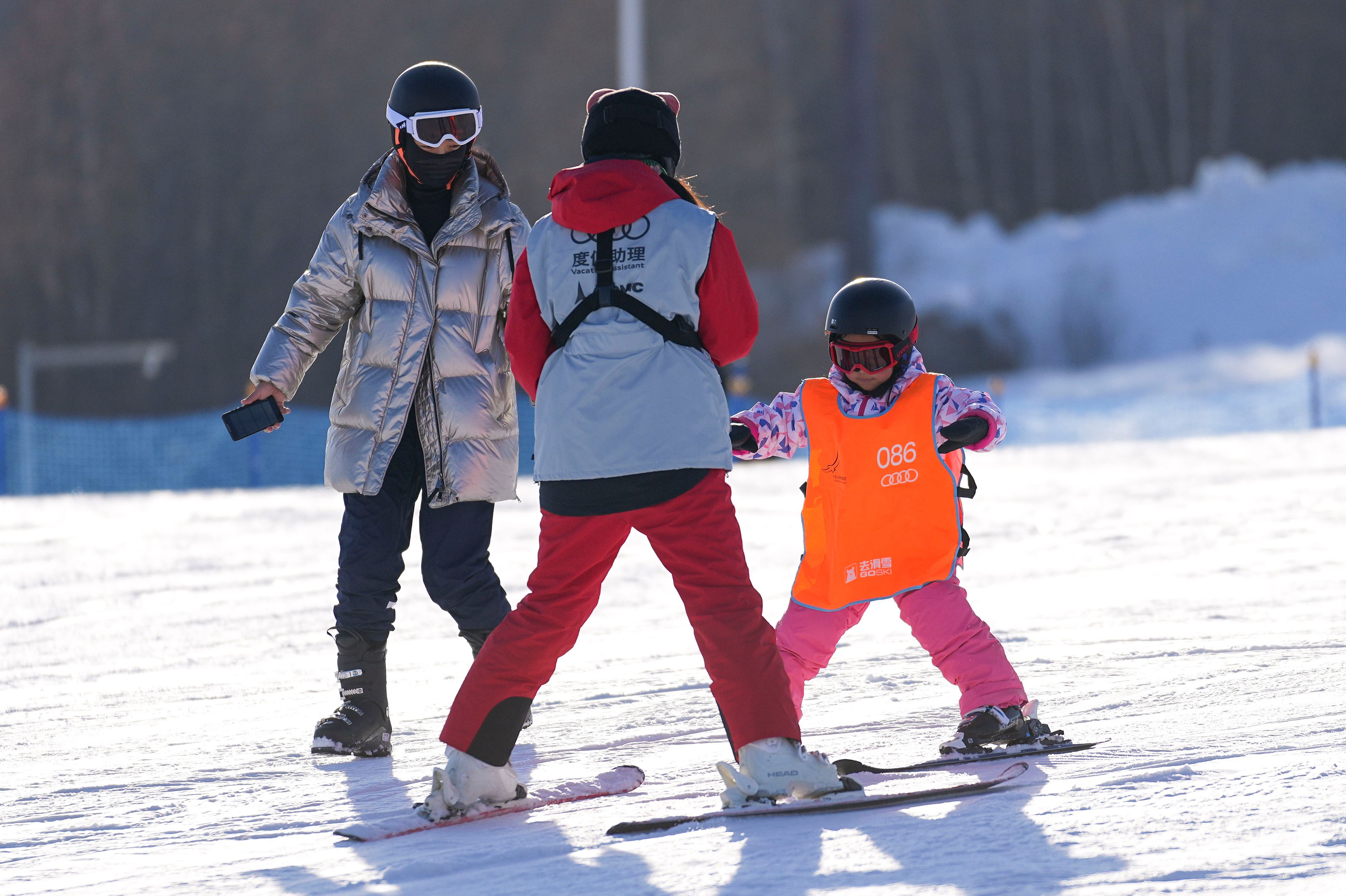 Download von www.picturedesk.com am 19.01.2022 (17:34).  (211120) -- FUSONG, Nov. 20, 2021 (Xinhua) -- A child learns to ski under instructions of a coach at White Mountain Resort in Fusong, northeast China's Jilin Province, Nov. 19, 2021. As the 2022 Beijing Winter Olympics approaches, ski resorts in Jilin are seeing an increasing visits by children, many of whom take courses with the support of their ski-loving parents. (Xinhua/Xu Chang).Xinhua News Agency / eyevine :...http://. - 20211119_PD17194 - Rechteinfo: Rights Managed (RM)