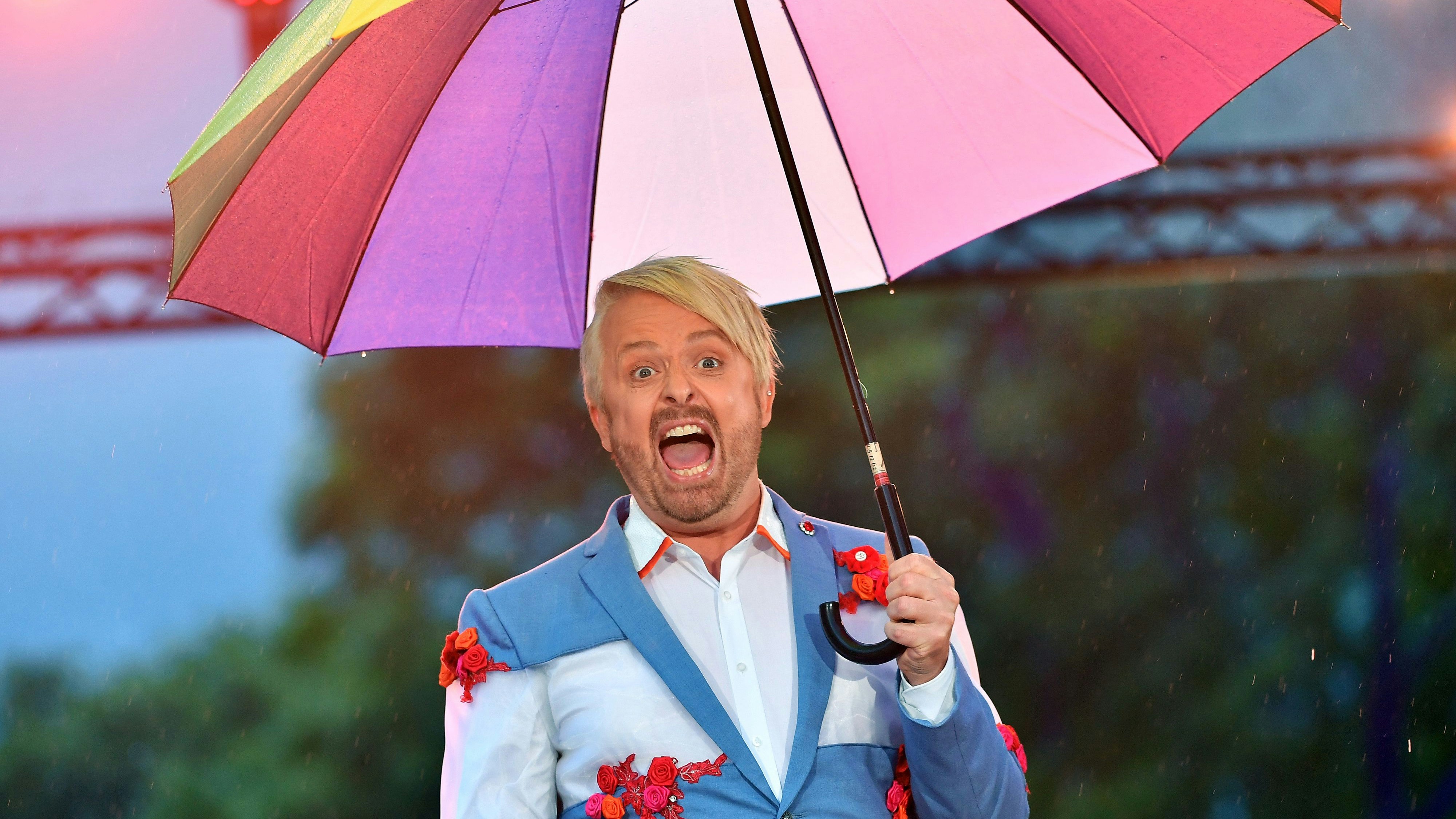 Download von www.picturedesk.com am 20.01.2022 (19:15).  09 July 2021, Thuringia, Erfurt: Ross Antony, musician and TV presenter, is on stage at the recording of the Ross Antony Show for Mitteldeutscher Rundfunk (mdr) in egapark, where the Federal Horticultural Show is currently taking place. The show will be broadcast on 31 July in the mdr programme. Photo: Martin Schutt/dpa-Zentralbild/ZB - 20210709_PD13273 - Rechteinfo: Rights Managed (RM)