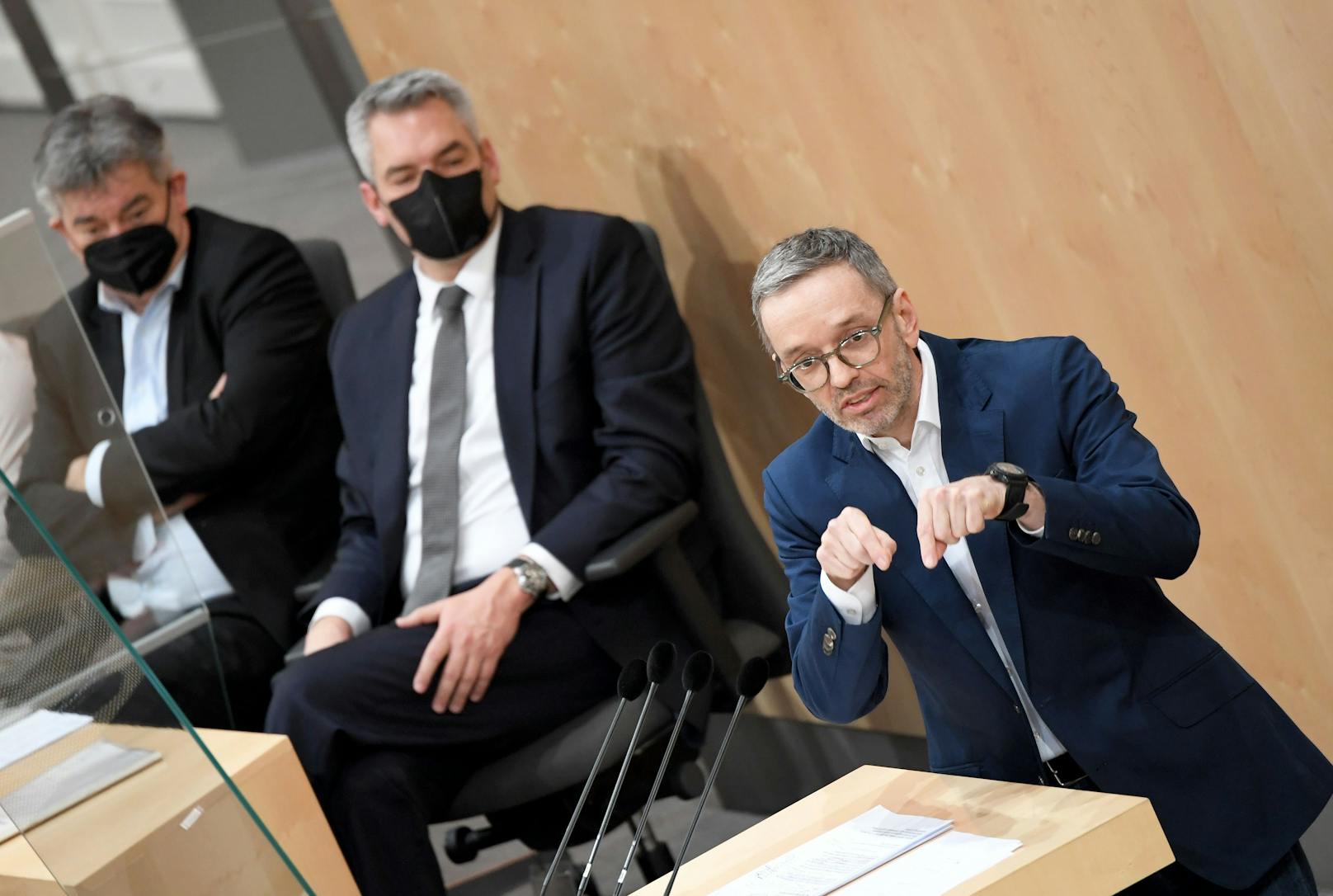 (v.l.) Vizekanzler Werner Kogler (Grüne), Bundeskanzler Karl Nehammer (ÖVP) und FPÖ-Chef Herbert Kickl während der Debatte zum Impfpflicht-Beschluss im Nationalrat am 20. Jänner 2022.