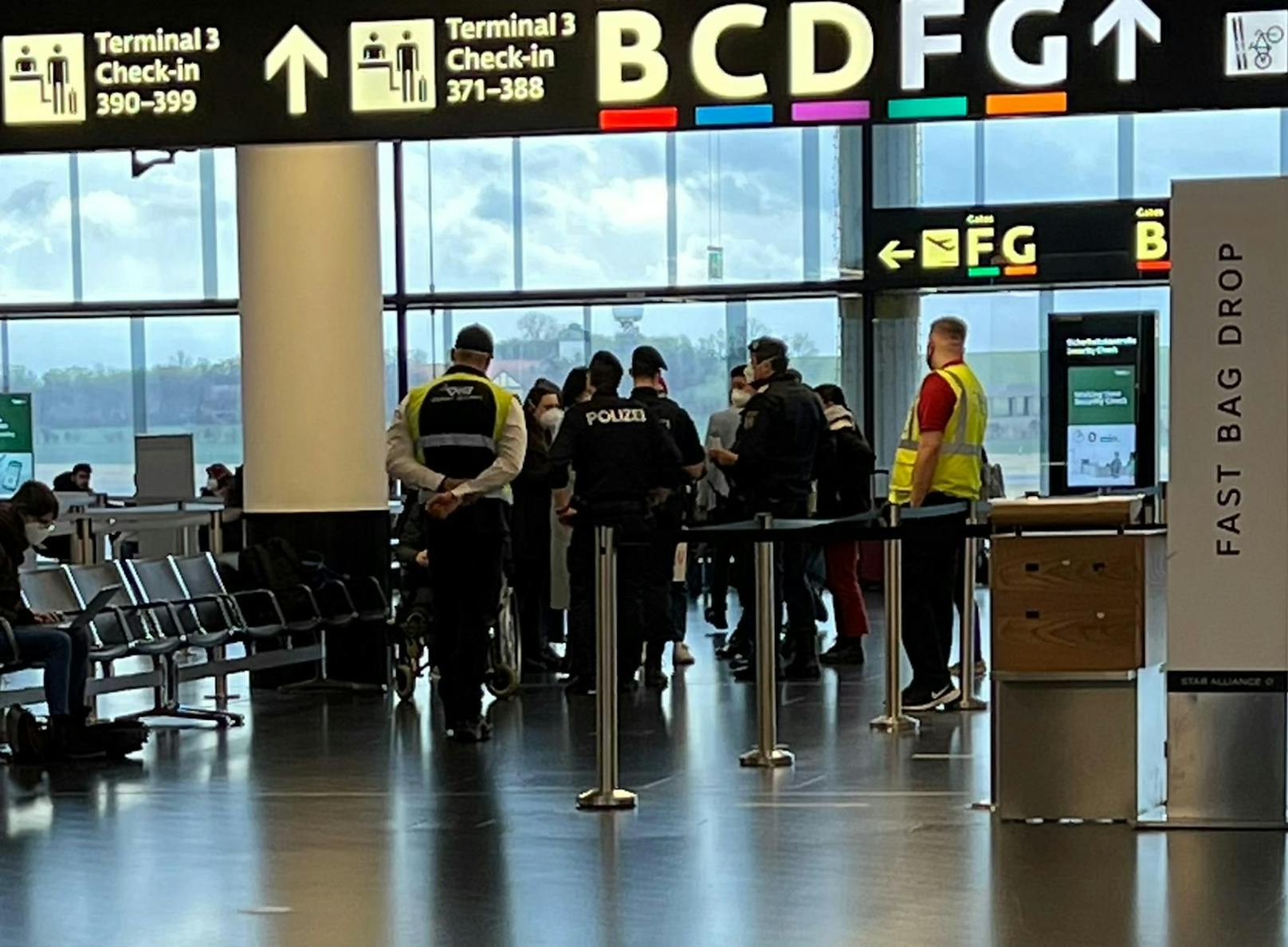 Polizeiaufgebot am Flughafen.
