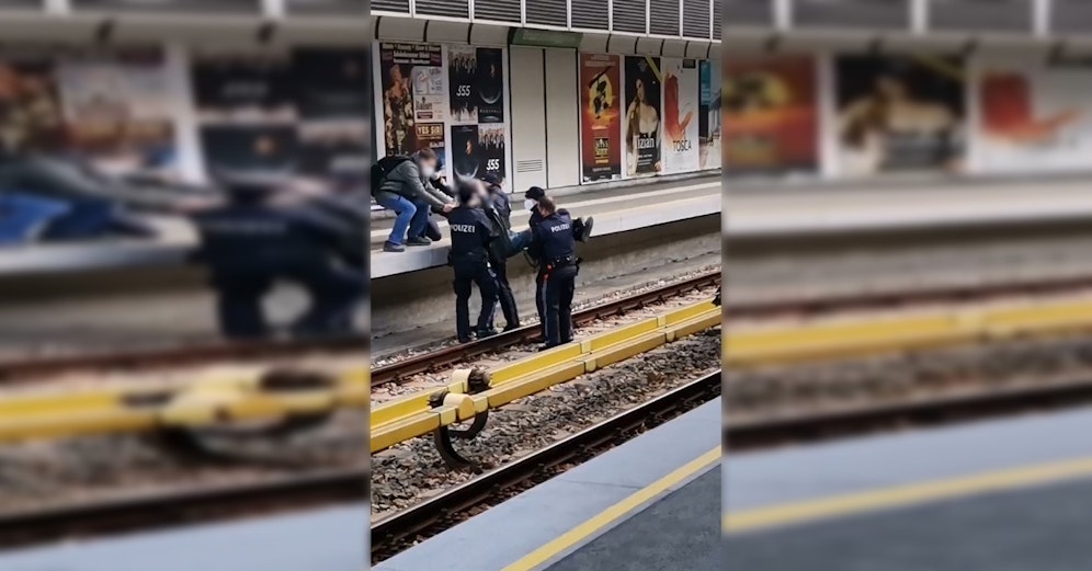 Mit vereinten Kräften brachten Polizei und Fahrgäste den Wiener in Sicherheit.