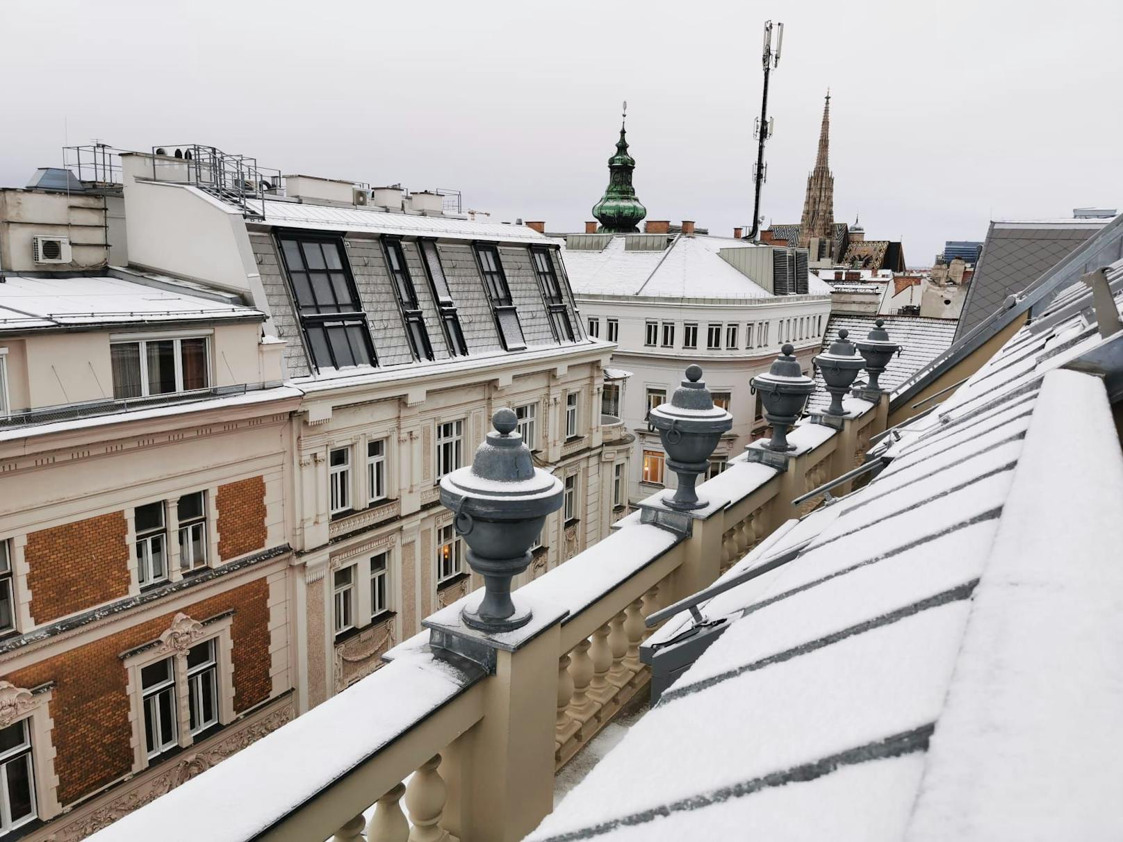 Blick aus der "Heute"-Redaktion auf die Wiener City: die Dächer sind nach dem Blitz-Graupelschauer komplett weiß.