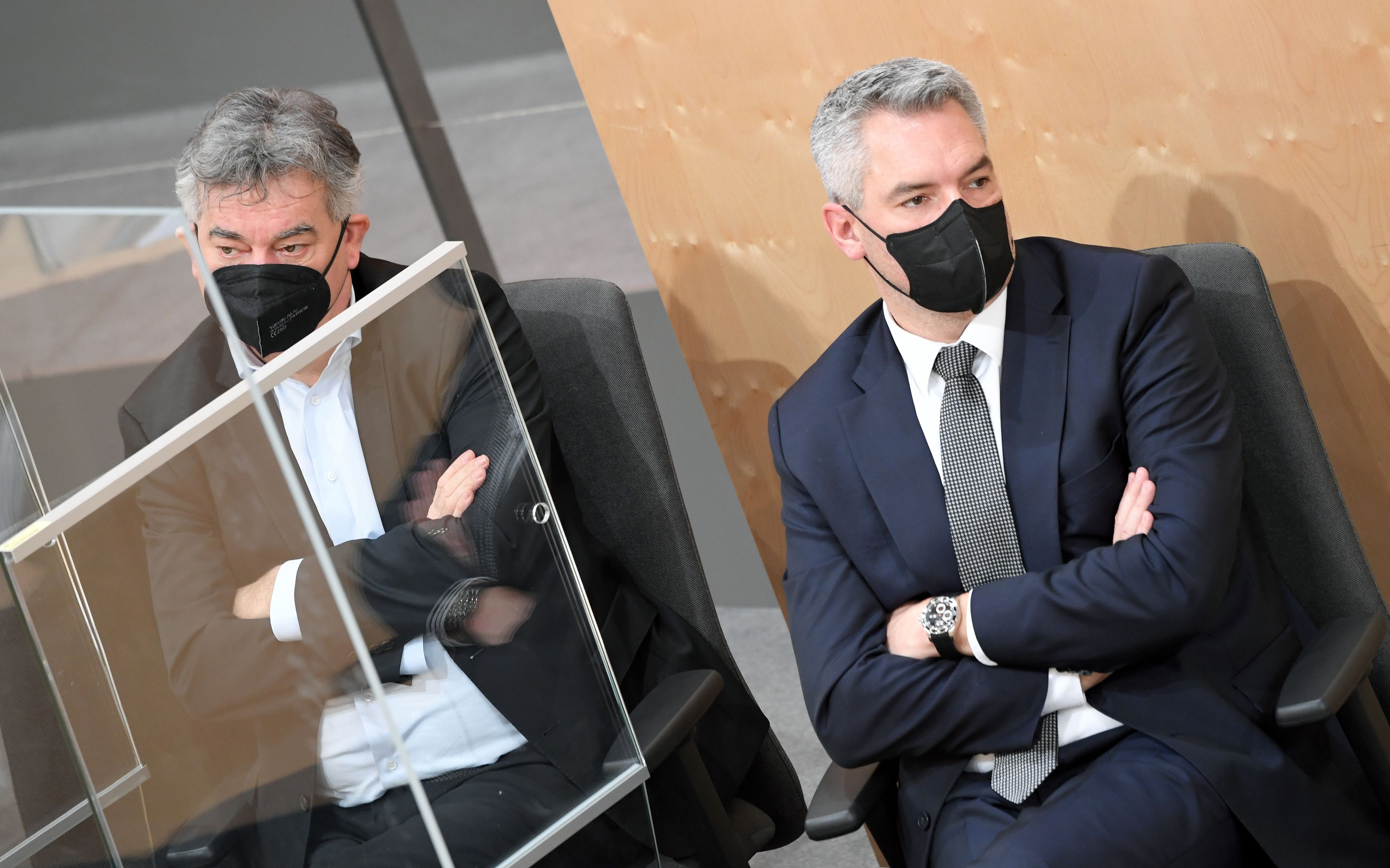 (v.l.) Vizekanzler Werner Kogler (Grüne) und Bundeskanzler Karl Nehammer (ÖVP) während der Debatte zum Impfpflicht-Beschluss im Nationalrat am 20. Jänner 2022.