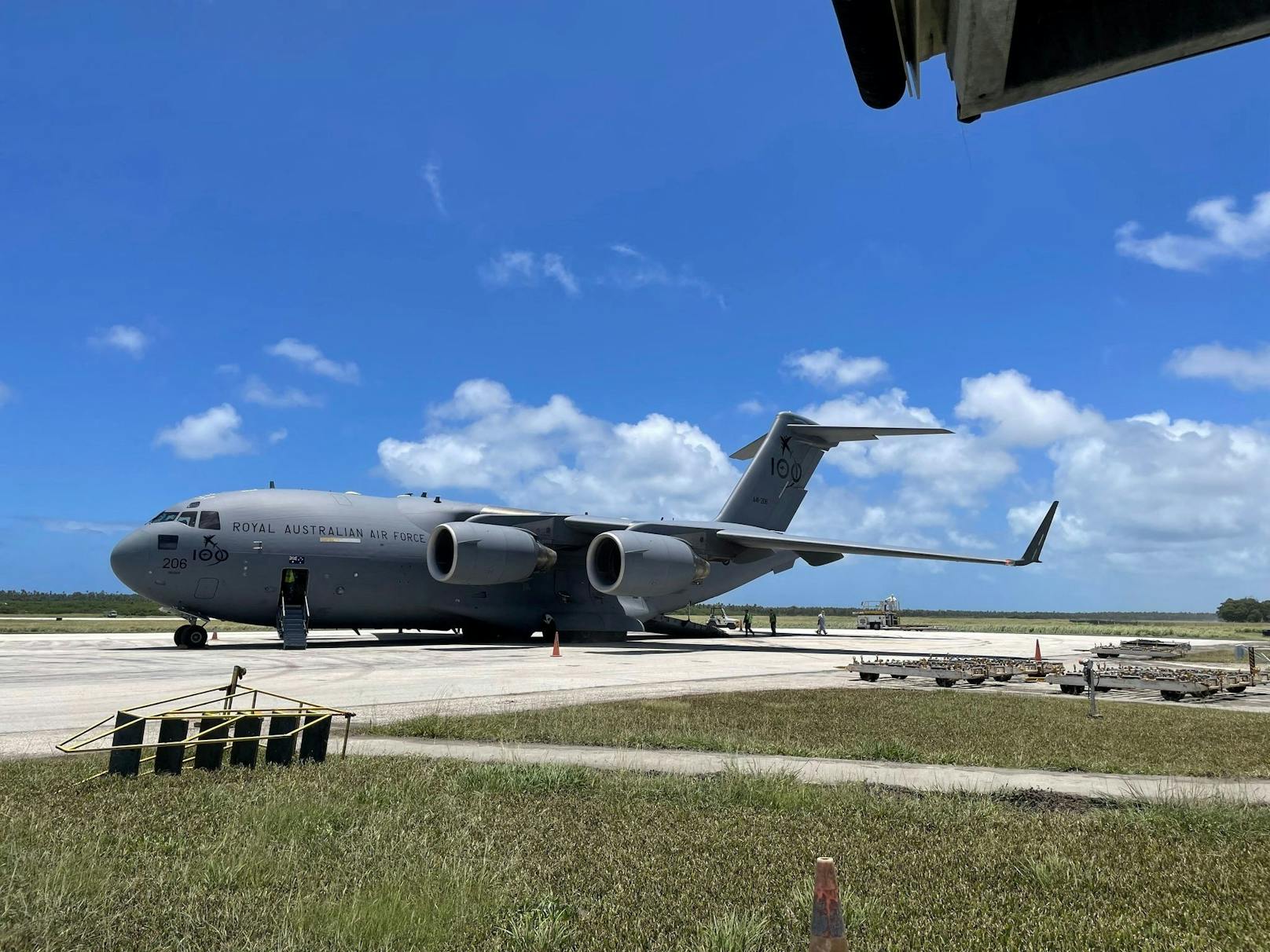 Am Donnerstag sind die ersten Hilfsgüter aus Australien auf Tonga eingetroffen. Die Landebahn des Flughafens musste erst von der dicken Ascheschicht befreit werden.
