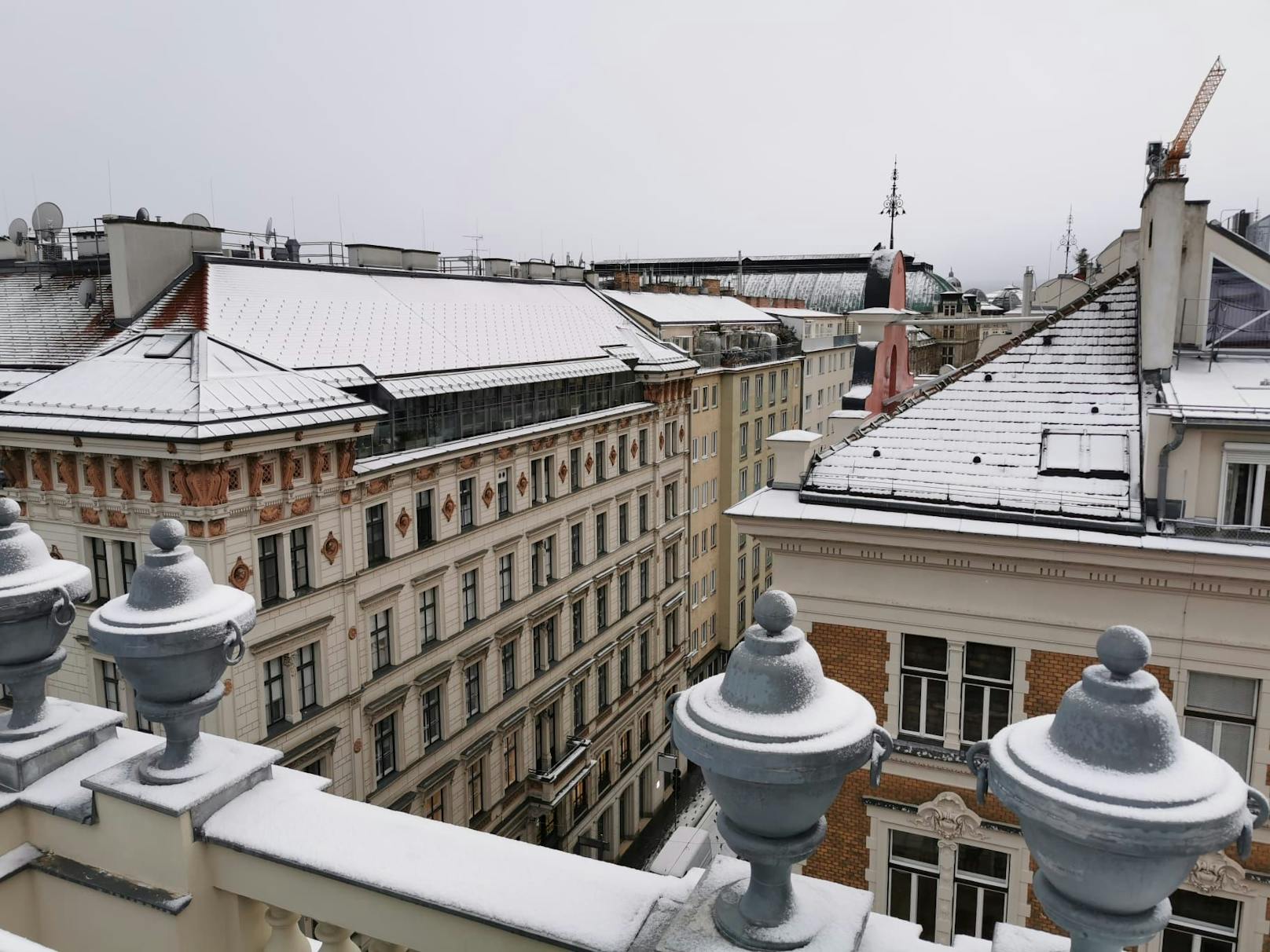 Blick aus der "Heute"-Redaktion auf die Wiener City: die Dächer sind nach dem Blitz-Graupelschauer komplett weiß.
