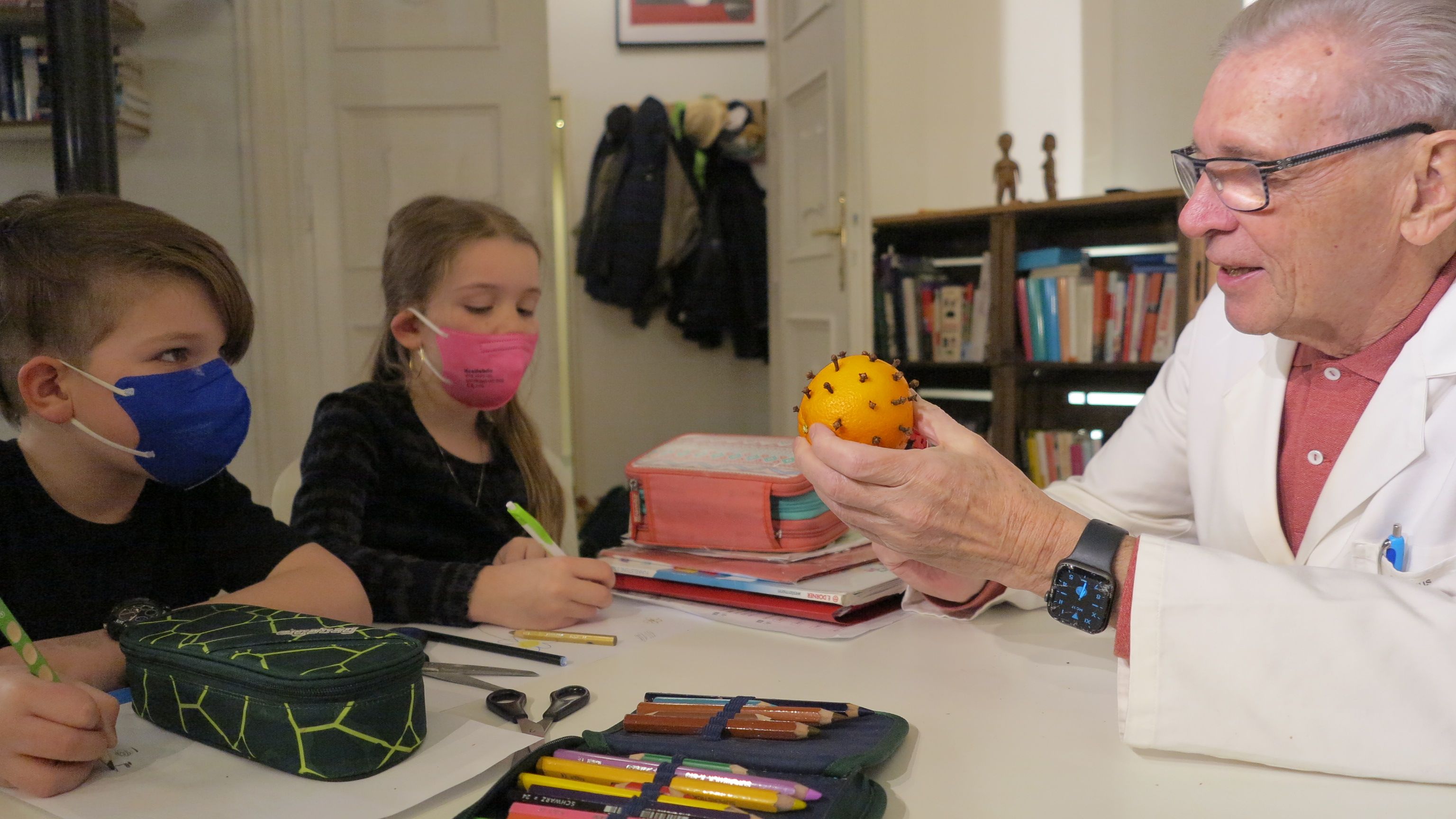 Um Begriffe wie Omikron-Mutante, Immunsystem oder die Coronaimpfung kindgerecht zu erklären, startete der Wiener Kardiologe Primarius Ludwig Kaspar nun ein Pliotprojekt für die Volksschulen. Um die winzigen Viren anschaulich zu machen, wird dabei etwa mit Orangen und Gewürznelken gebastelt. 