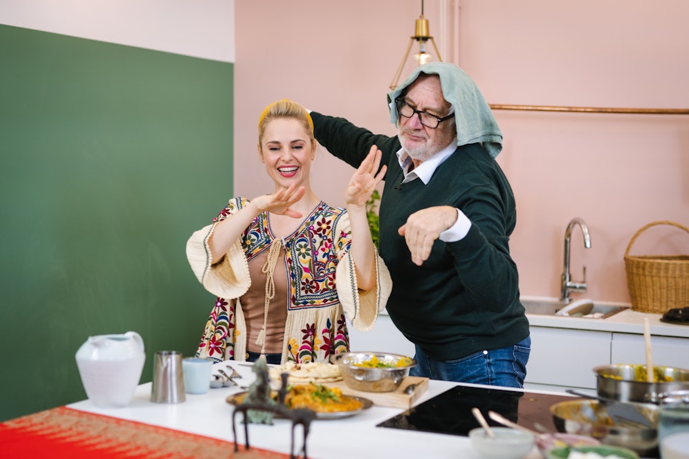 Michael Schottenberg lernt Silvia Schneider einen Fruchtbarkeitstanz 