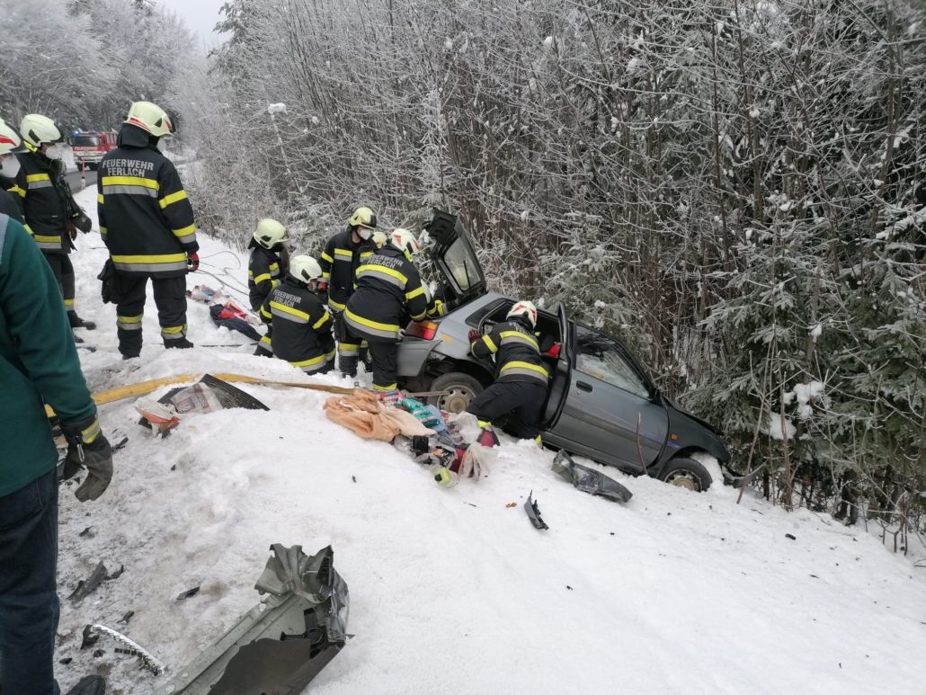 Eine 56-Jährige wurde bei dem Frontal-Crash mit ihrem Wagen in den Straßengraben geschleudert und darin eingeklemmt.