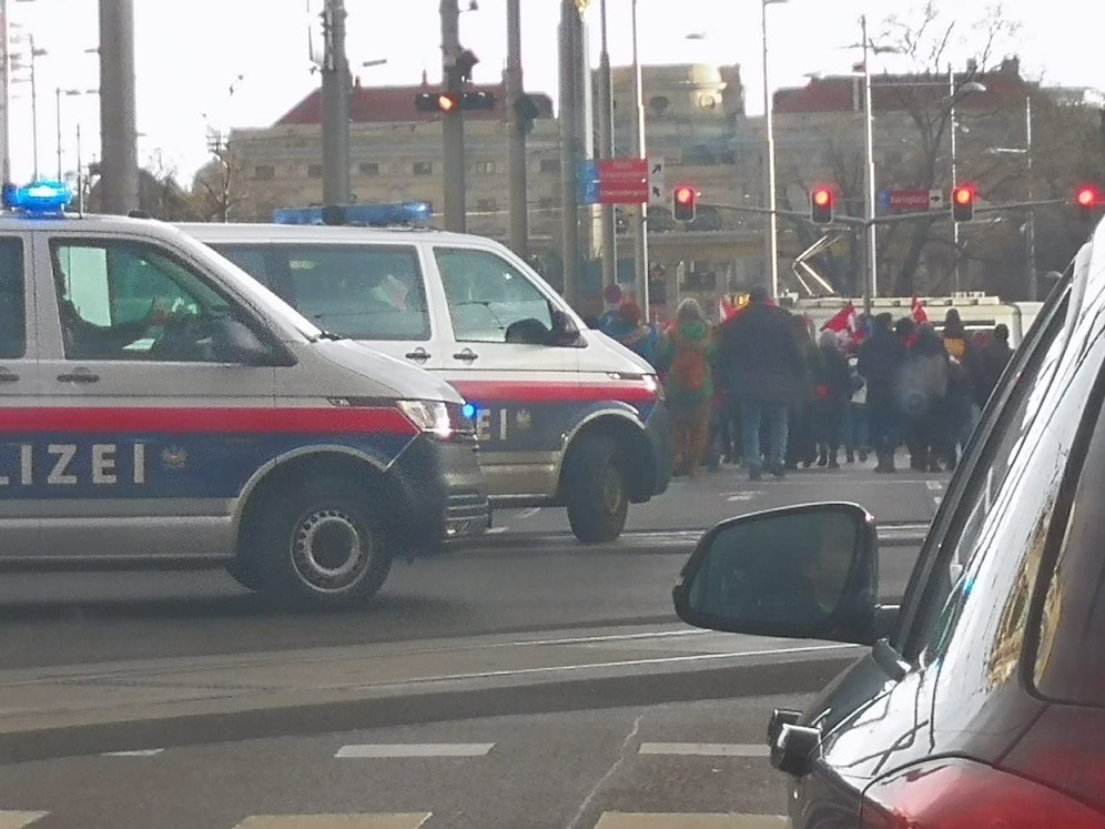 Demo-Chaos am Wiener Ring nach Protesten gegen die Impfpflicht.