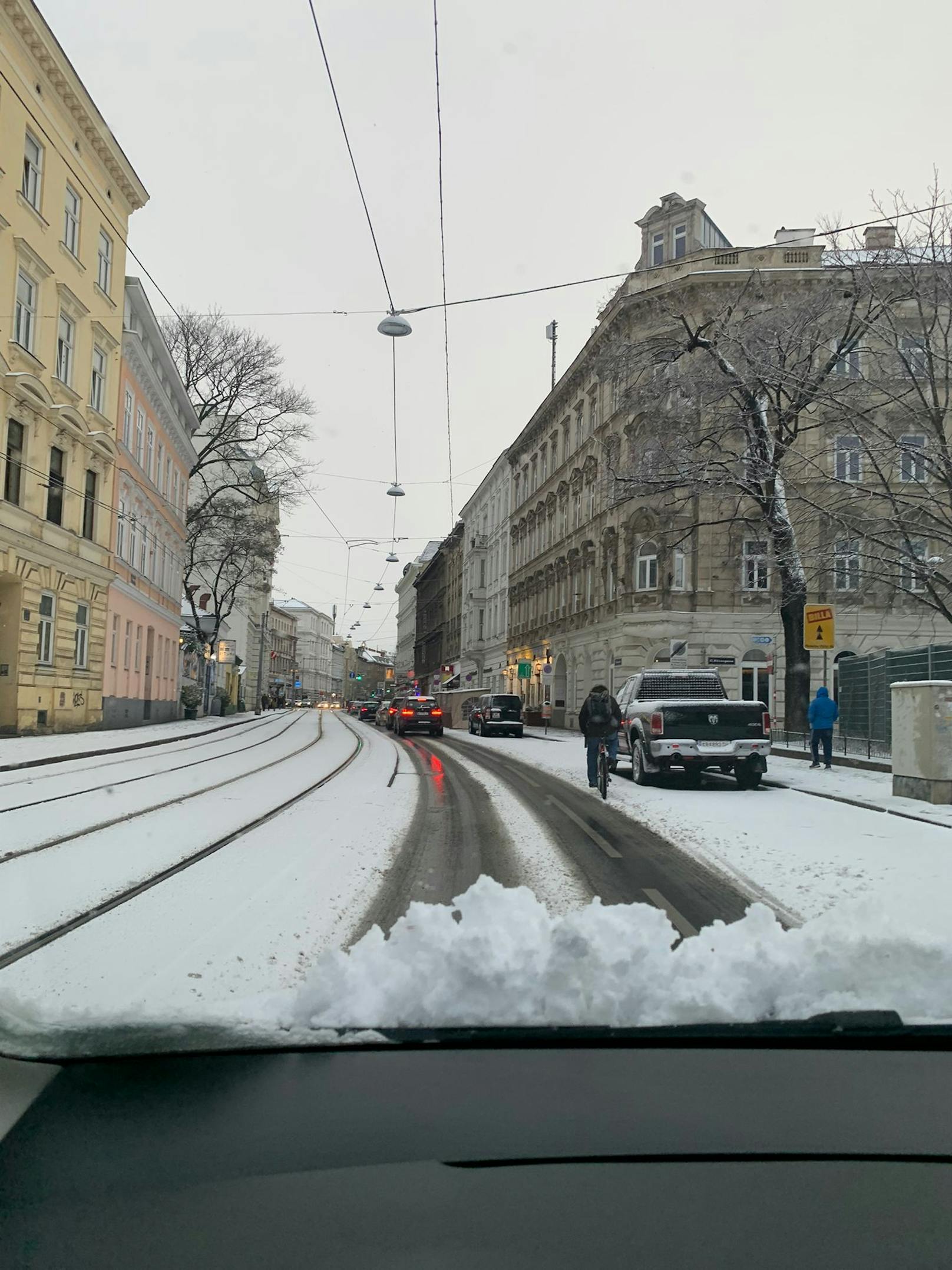 In der Jörgerstraße im 17. Wiener Gemeindebezirk hatte nicht nur der rechts abgebildete Radfahrer seine Mühe mit dem Schnee.