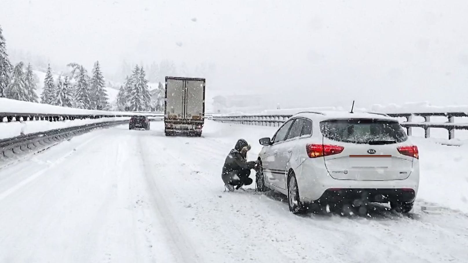 Aufgrund des starken Schneefalls sind bereits mehrere Fahrzeuge hängengeblieben (Symbolbild)