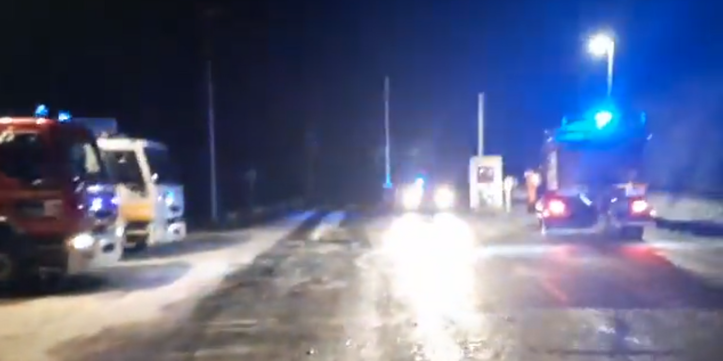 Am späten Montagabend sind fünf Jugendliche mit dem Auto von der Fahrbahn abgekommen und vier davon in einem See ertrunken.