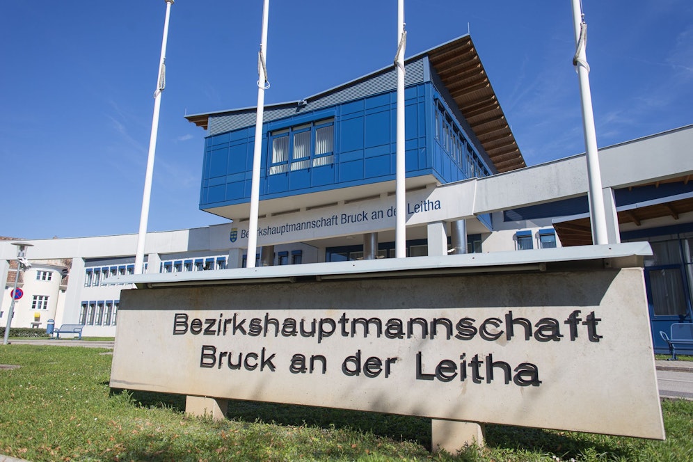 Die Bezirkshauptmannschaft in Bruck an der Leitha.