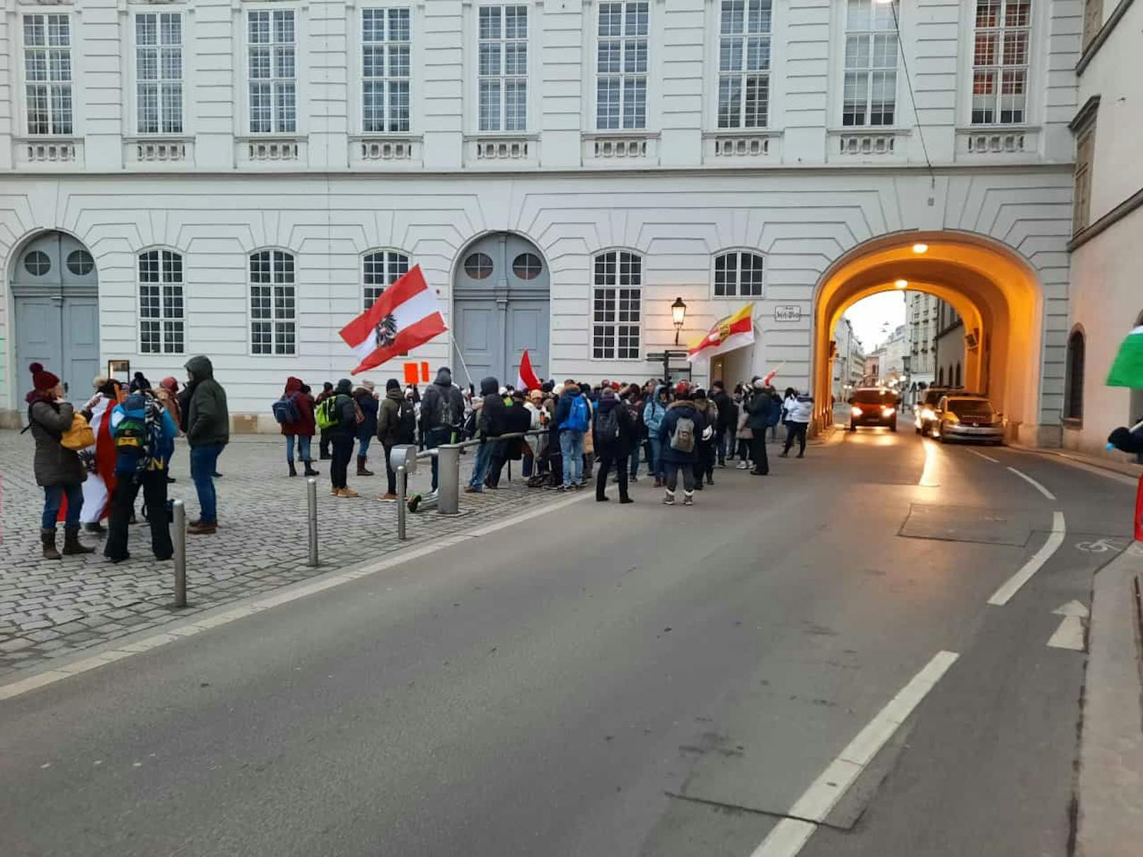Auch am Josefsplatz fanden sich Demonstranten ein.