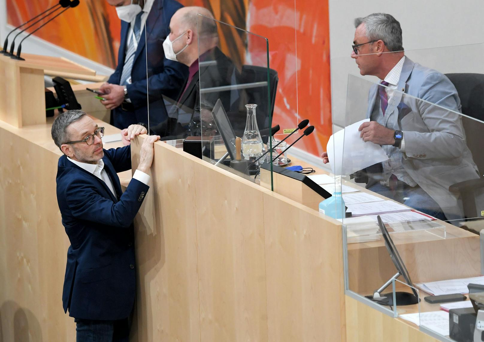 FPÖ-Chef Herbert Kickl und der 3. NR-Präsident Norbert Hofer während der Debatte zum Impfpflicht-Beschluss im Nationalrat am 20. Jänner 2022.
