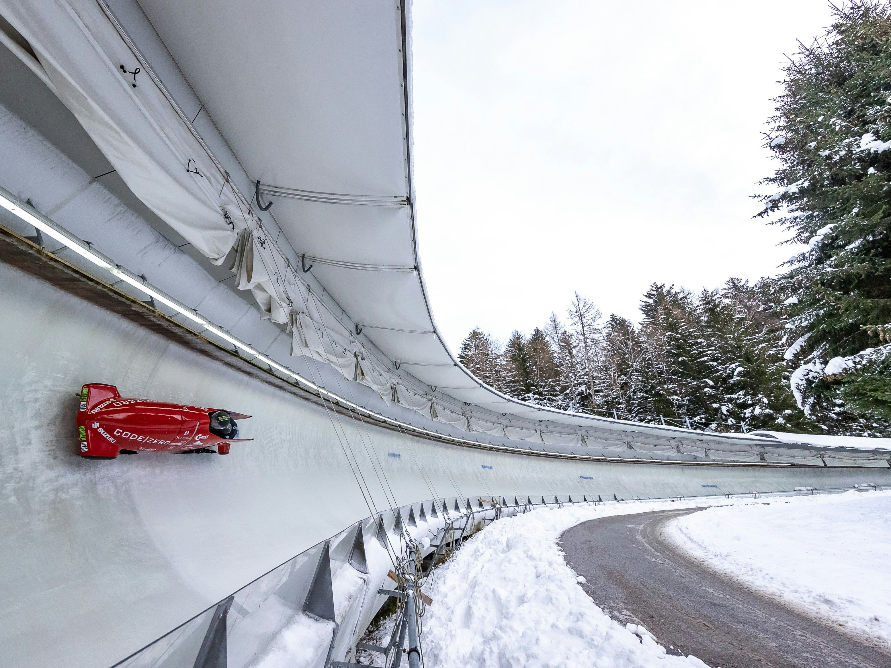 Download von www.picturedesk.com am 20.01.2022 (14:06).  12.12.2020, Olympia Eiskanal, Innsbruck, AUT, BMW IBSF Weltcup Bob und Skeleton, Igls, Bob, Zweisitzer, Herren, 2. Lauf, im Bild Spurschlitten // Bob reacts after 2nd run of men doubles Bobsleigh competition of BMW IBSF Bob- & Skeleton World Cup at the Olympia Eiskanal in Innsbruck, Austria on 2020/12/12. EXPA Pictures © 2020, PhotoCredit: EXPA/ Johann Groder - 20201212_PD6493 - Rechteinfo: Rights Managed (RM)