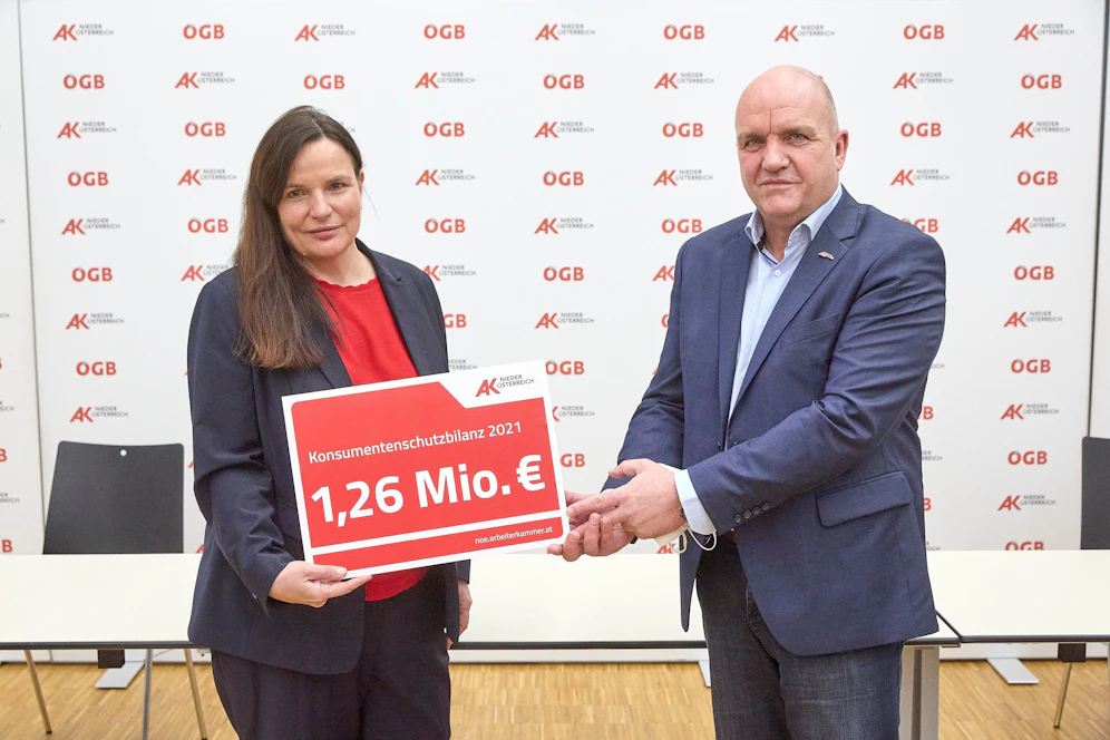 AK NÖ-Präsident und ÖGB NÖ-Vorsitzender Markus Wieser und AK Niederösterreich-Direktorin Bettina Heise während der PK.