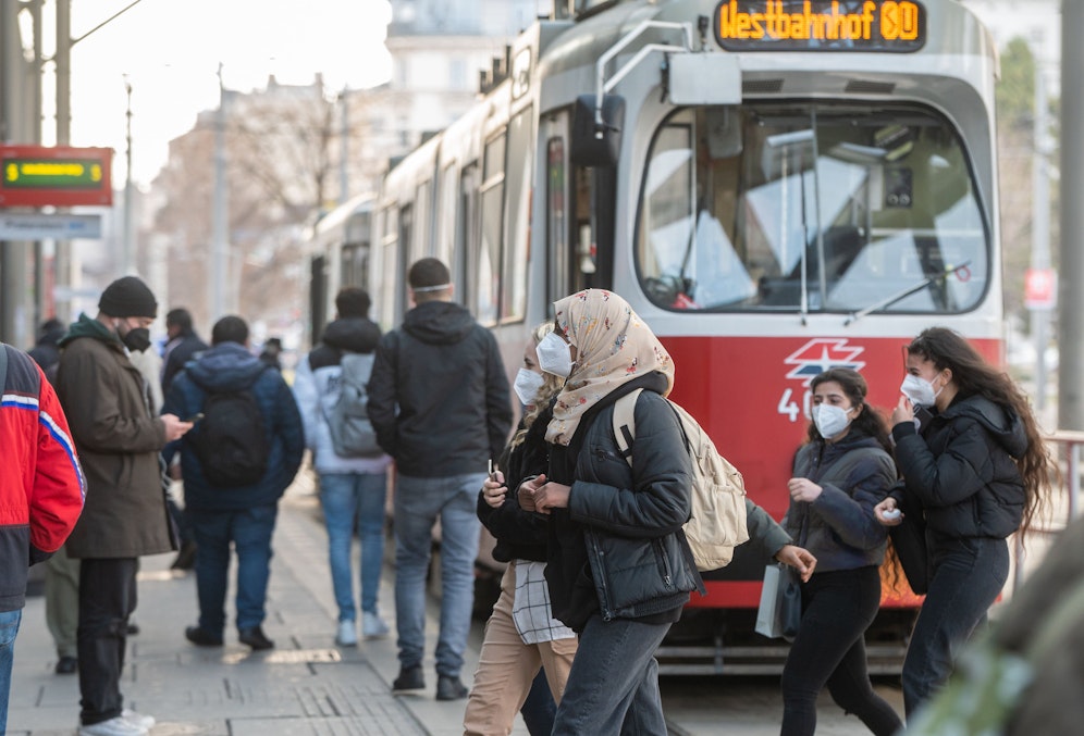 Geimpfte und Genesene bleiben verschont, für Ungeimpfte wird dagegen der Lockdown verlängert.