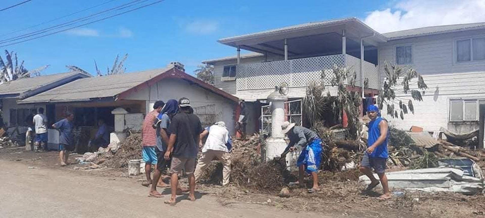 Einwohner der Hauptstadt Nuku'alofa räumen Schutt und Asche aus ihren Vorgärten.