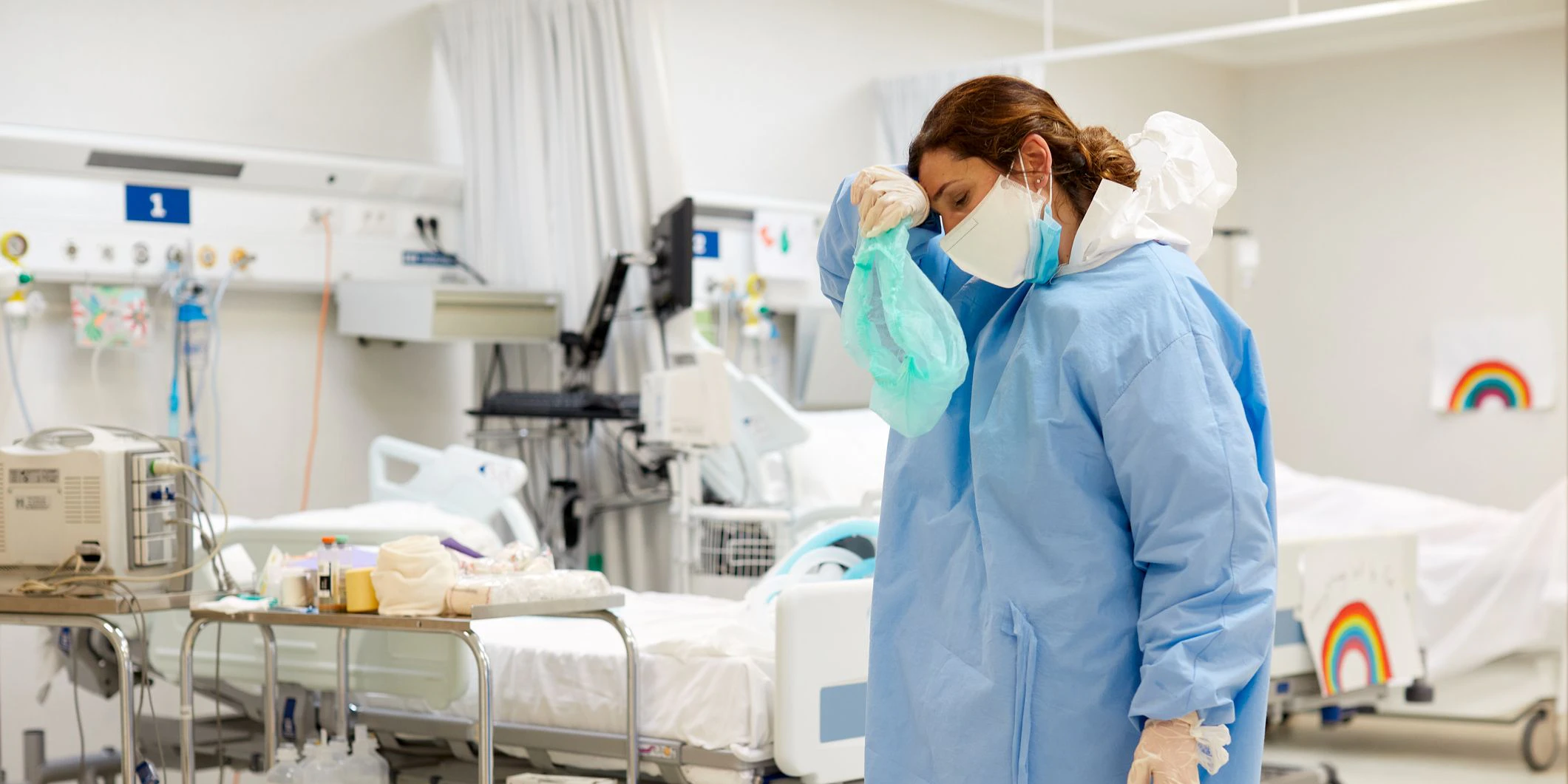 Hunderte Covid-19-Patienten müssen immer noch in Spitälern betreut werden. (Symbolbild)