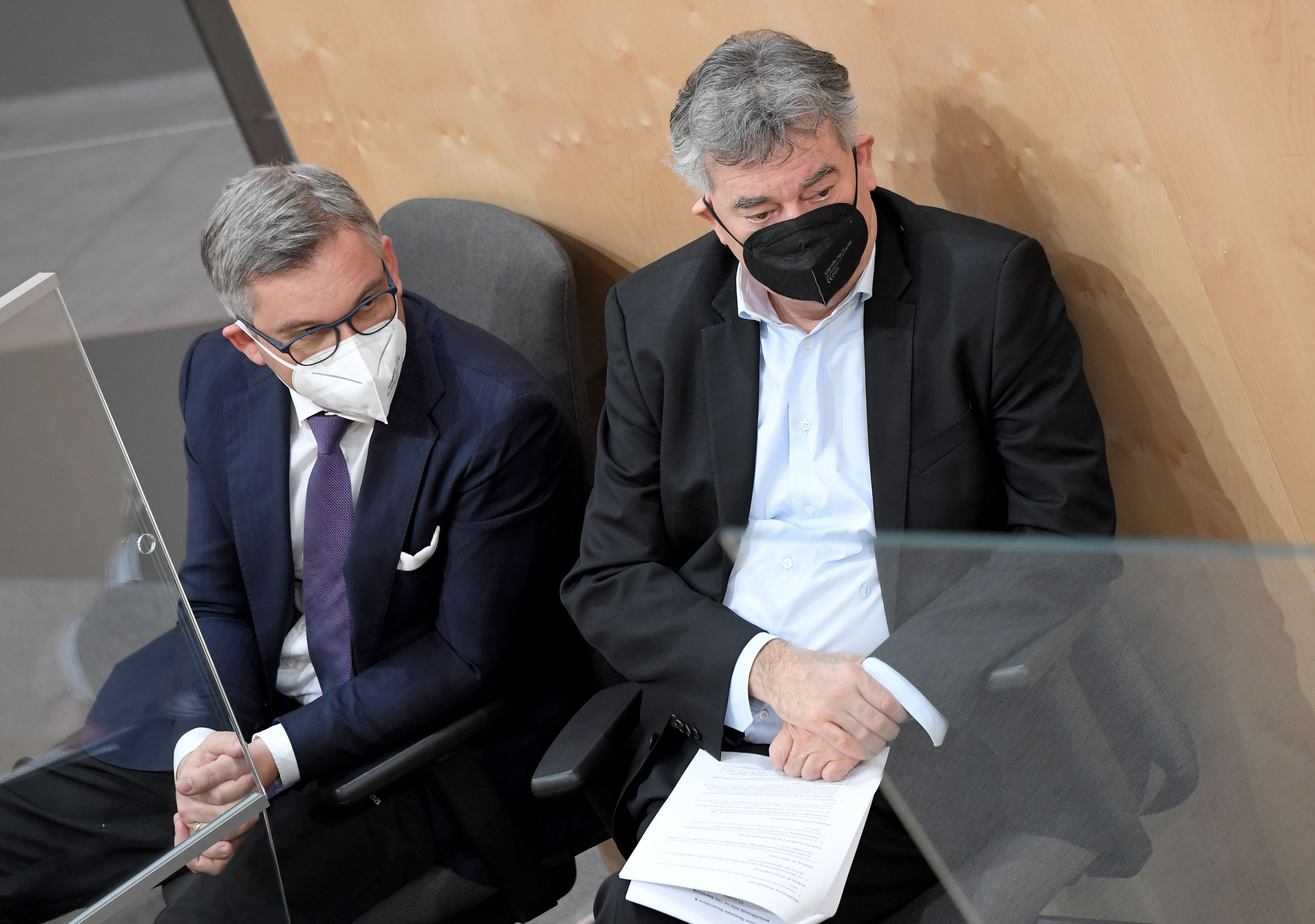 Finanzminister Magnus Brunner (ÖVP) und Vizekanzler Werner Kogler (Grüne) bei der heutigen Sitzung und Diskussion zur Steuerreform im Nationalrat.