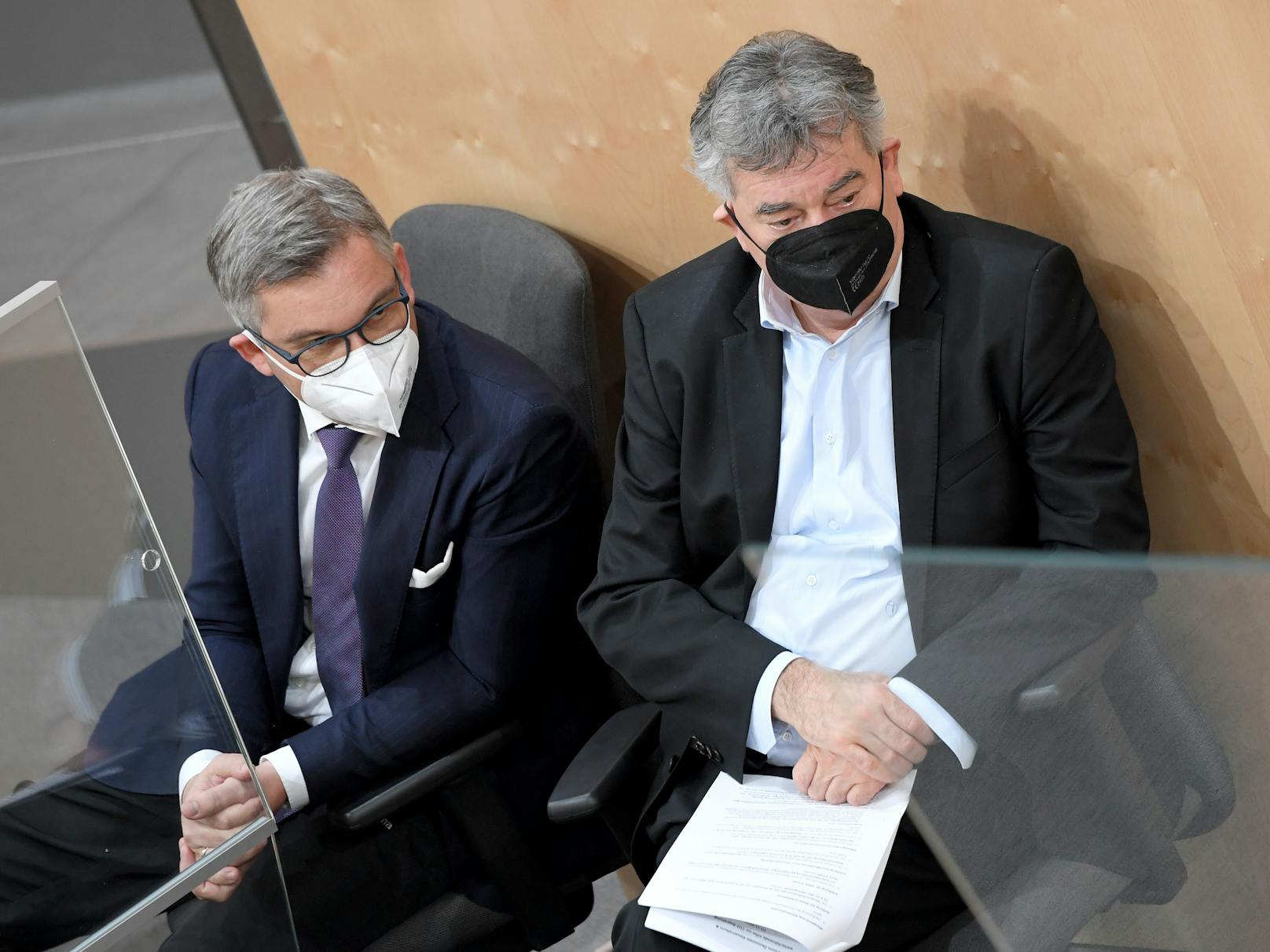Finanzminister Magnus Brunner (ÖVP) und Vizekanzler Werner Kogler (Grüne) bei der heutigen Sitzung und Diskussion zur Steuerreform im Nationalrat.