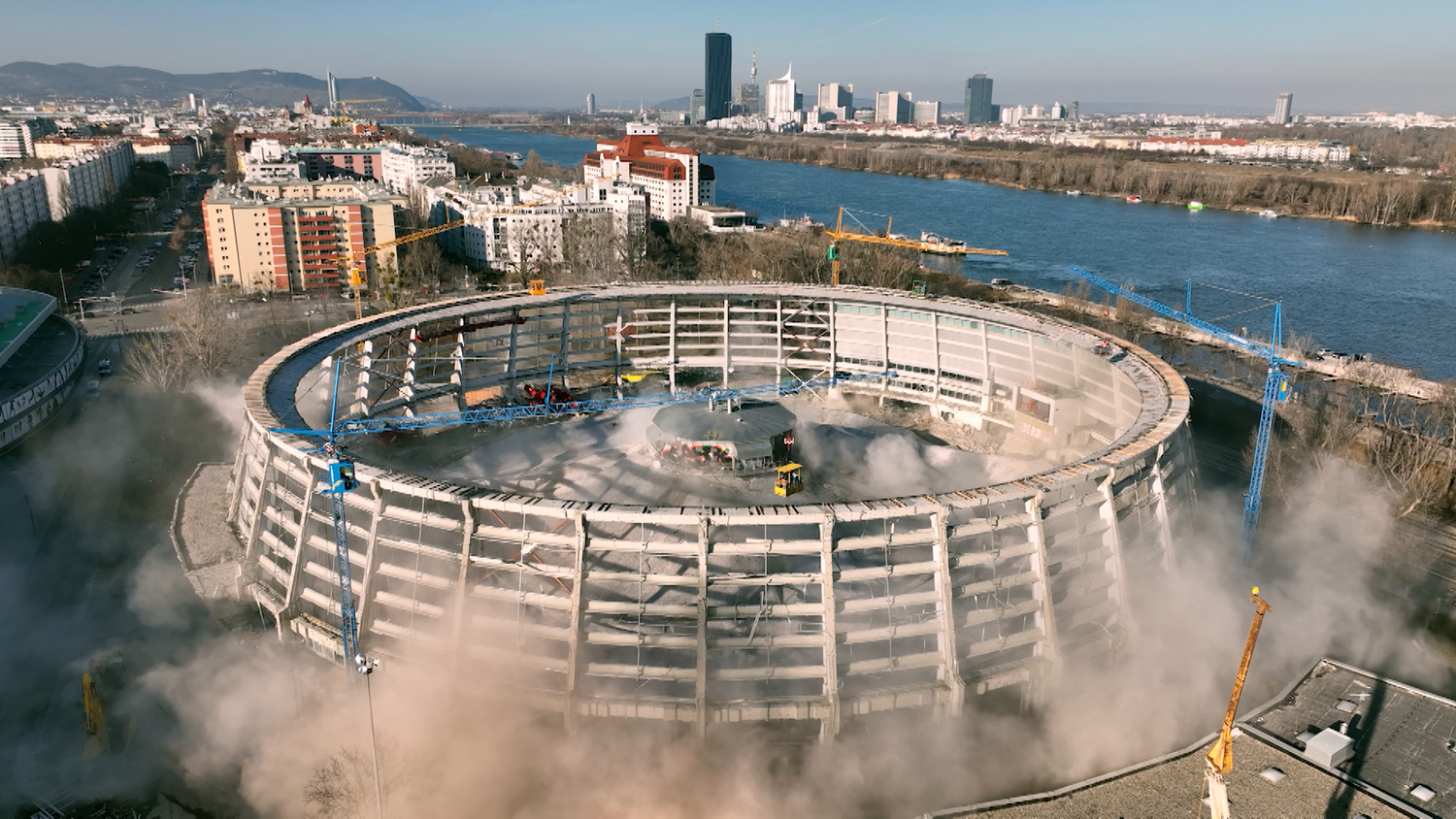 Rauchwolken am Handelskai: Das Dach des Dusika-Stadions ist Geschichte.