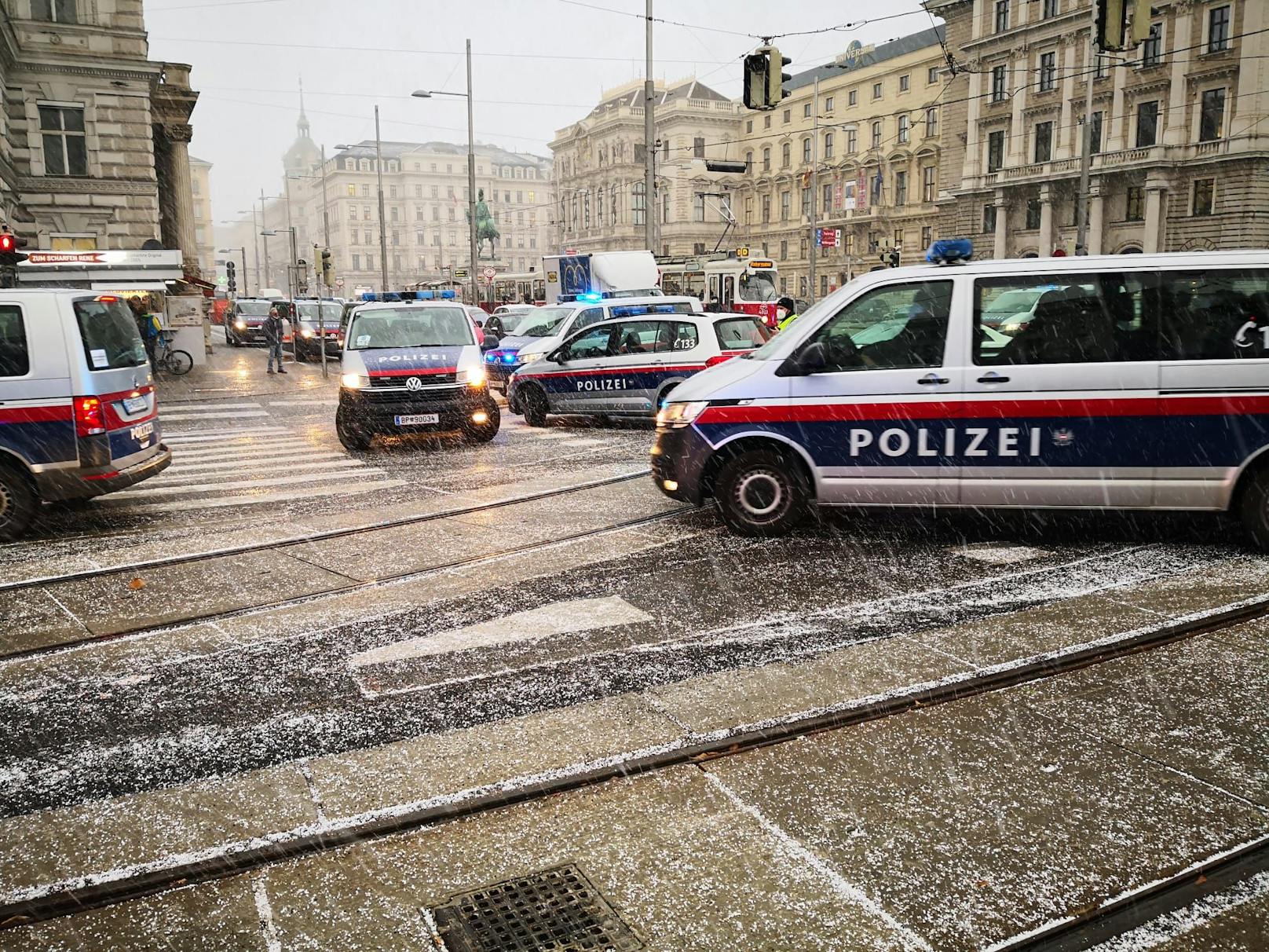 Mitten während den Anti-Impfpflicht-Demos am 20. Jänner 2022 brach der Wettersturz mit einem blitzartigen Graupelschauer über Wien herein.