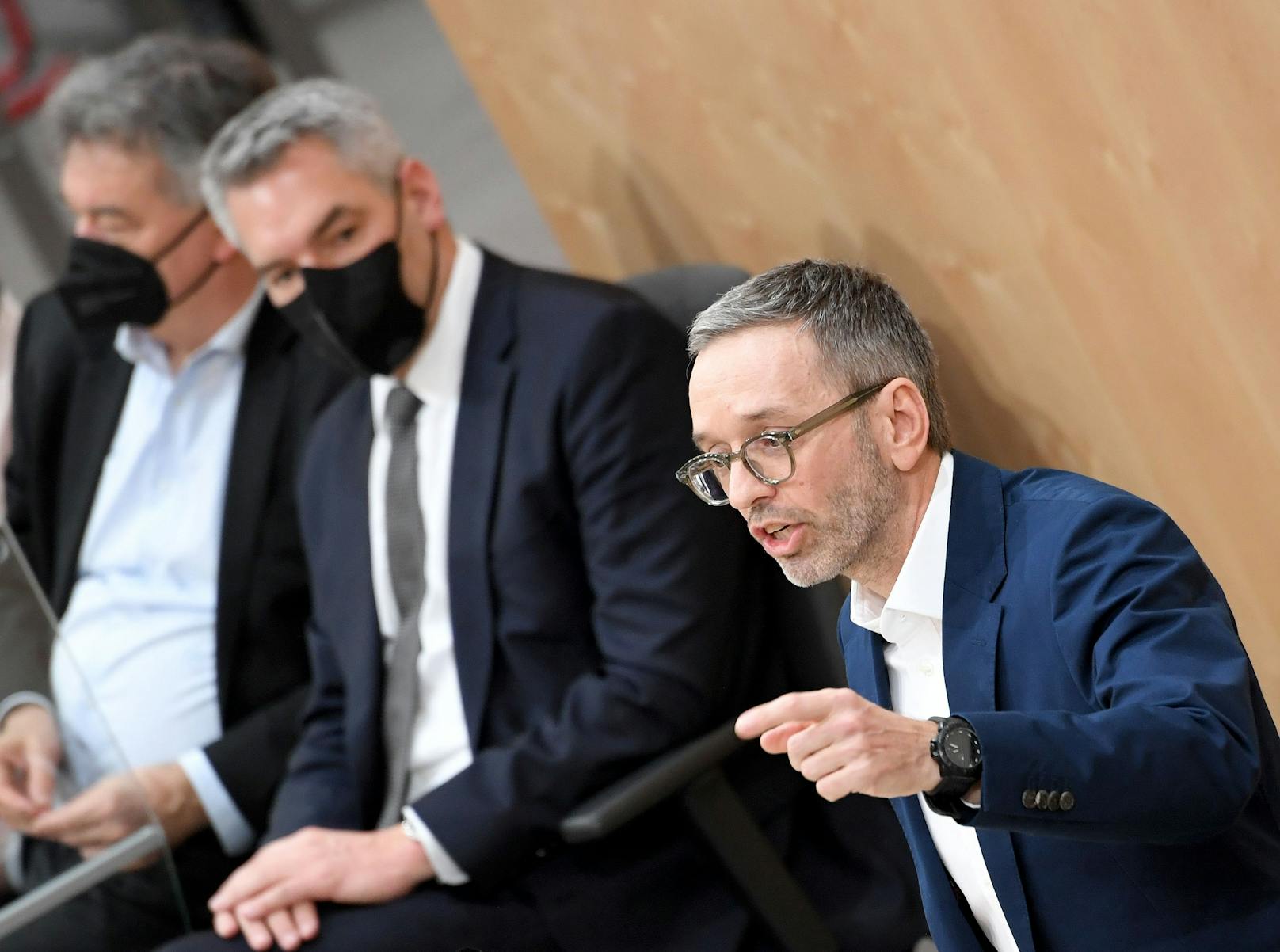 (v.l.) Vizekanzler Werner Kogler (Grüne), Bundeskanzler Karl Nehammer (ÖVP) und FPÖ-Chef Herbert Kickl während der Debatte zum Impfpflicht-Beschluss im Nationalrat am 20. Jänner 2022.